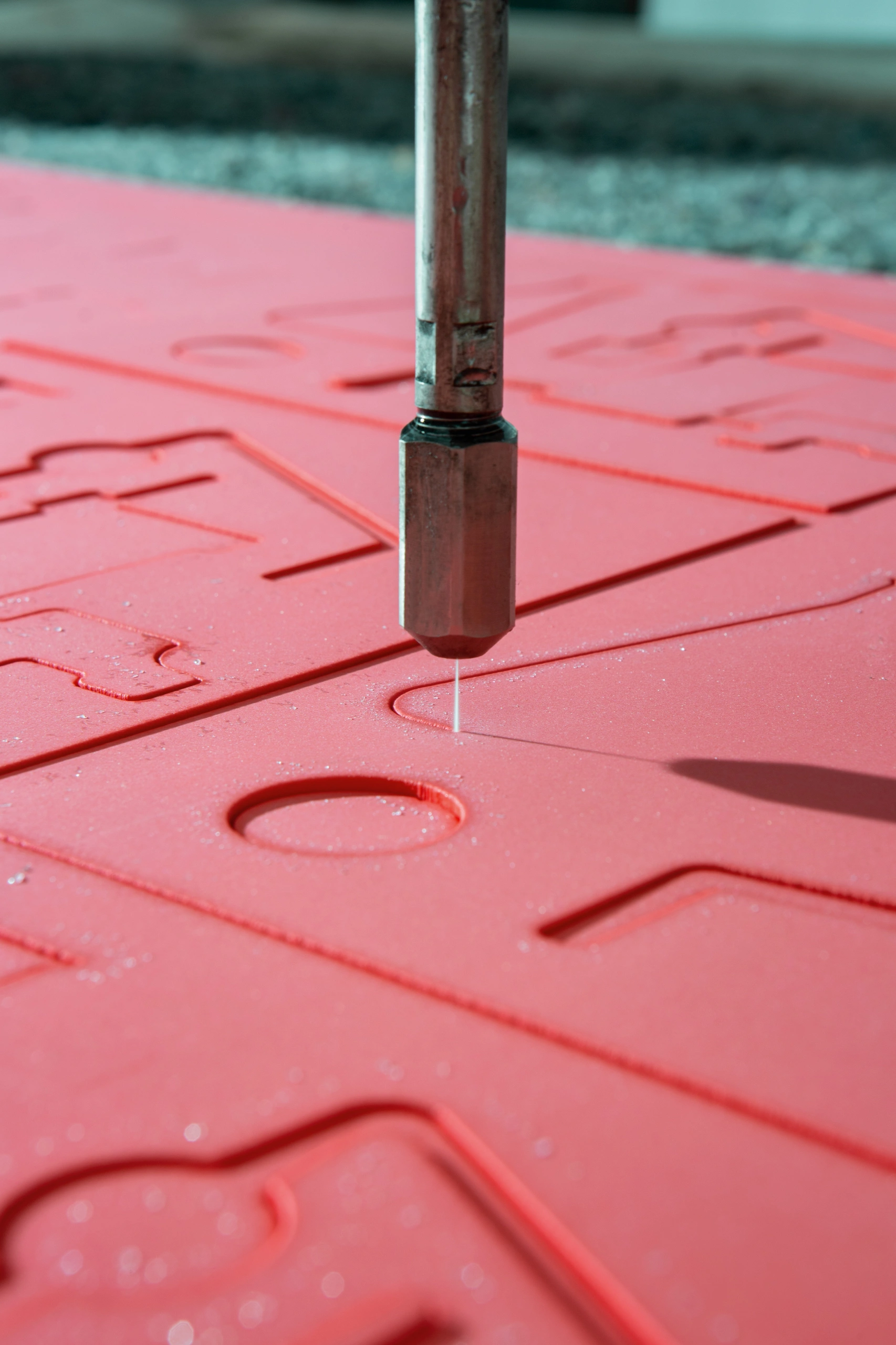 ;Vhodný aj na kusovú výrobu: Vďaka schopnosti spracovávať všetky plastové dosky (ale nielen tieto) a bez nutnosti manipulácie s nimi ponúka Explora Cut Up J 0 bezkonkurenčnú všestrannosť, ktorá zvyšuje výrobné možnosti a umožňuje menšie dávky pre vysoko diverzifikovanú výrobu.