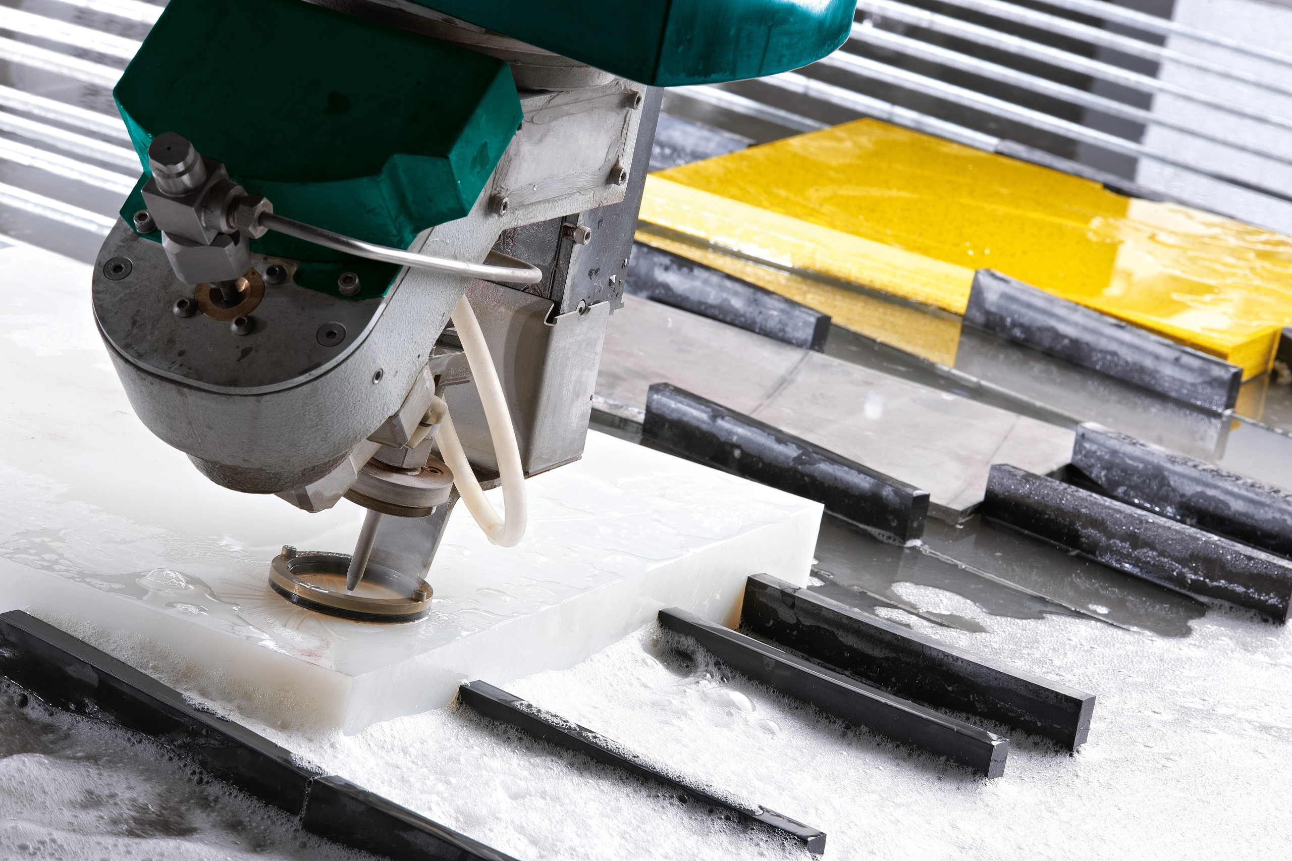 ;Žiadne zložité nastavovanie: Explora Cut Up J eliminuje potrebu vákuového systému a nastavenia nástrojov, čo z neho robí ideálnu voľbu pre prototypovanie a malosériovú výrobu a zároveň si zachováva vysokú produktivitu.