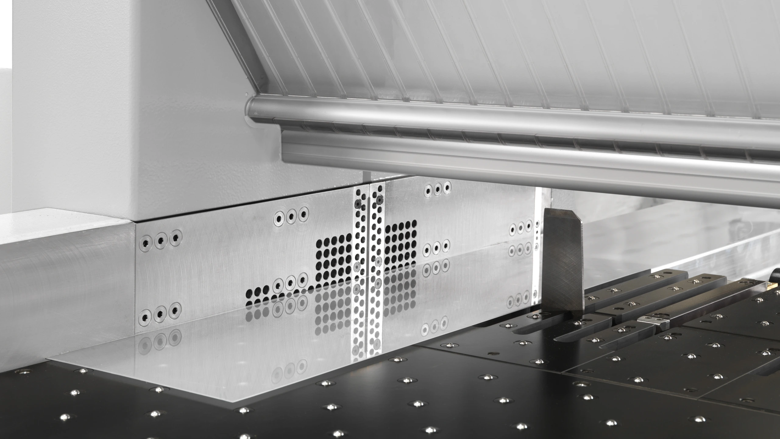 ;Dokonalé zarovnanie pred finálnymi rezami: Bočný zarovnávač na vozíku píly automaticky pred každým priečnym rezom zaisťuje perfektné zarovnanie finálneho obrobku.