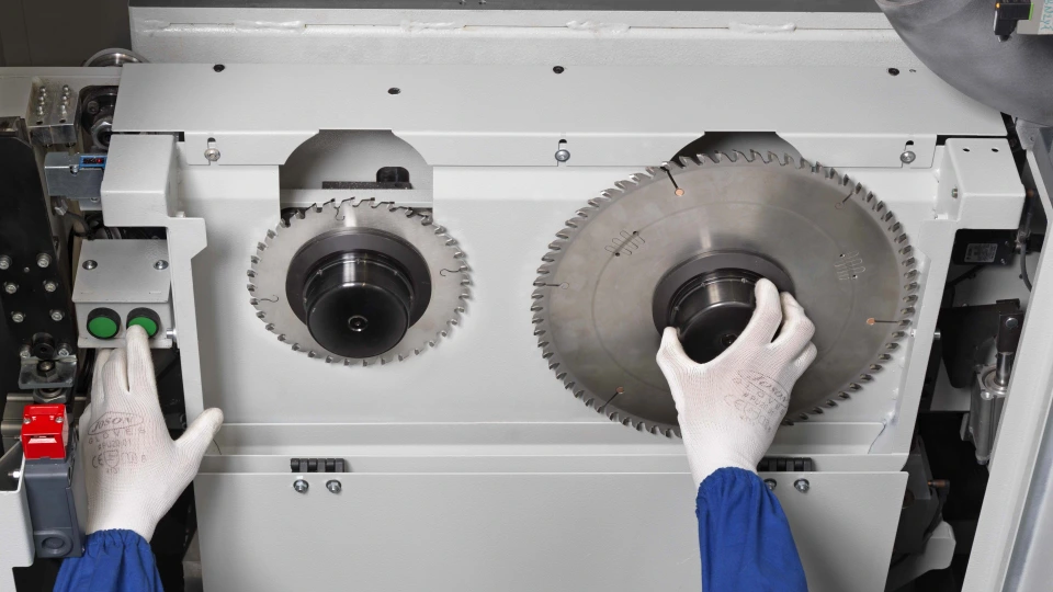 ;Výmena pílového kotúča: Patentovaný systém rýchlej výmeny pílového kotúča.