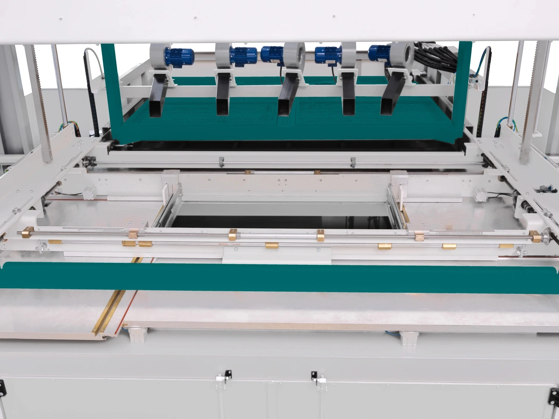 ;Jedno kliknutie pre kompletné nastavenie stroja: Všetky parametre je možné nastaviť a uložiť pod jednou programom. Takže v prípade novej šarže stačí kliknúť na vyvolanie produktu a všetky parametre termoformovania budú nastavené.