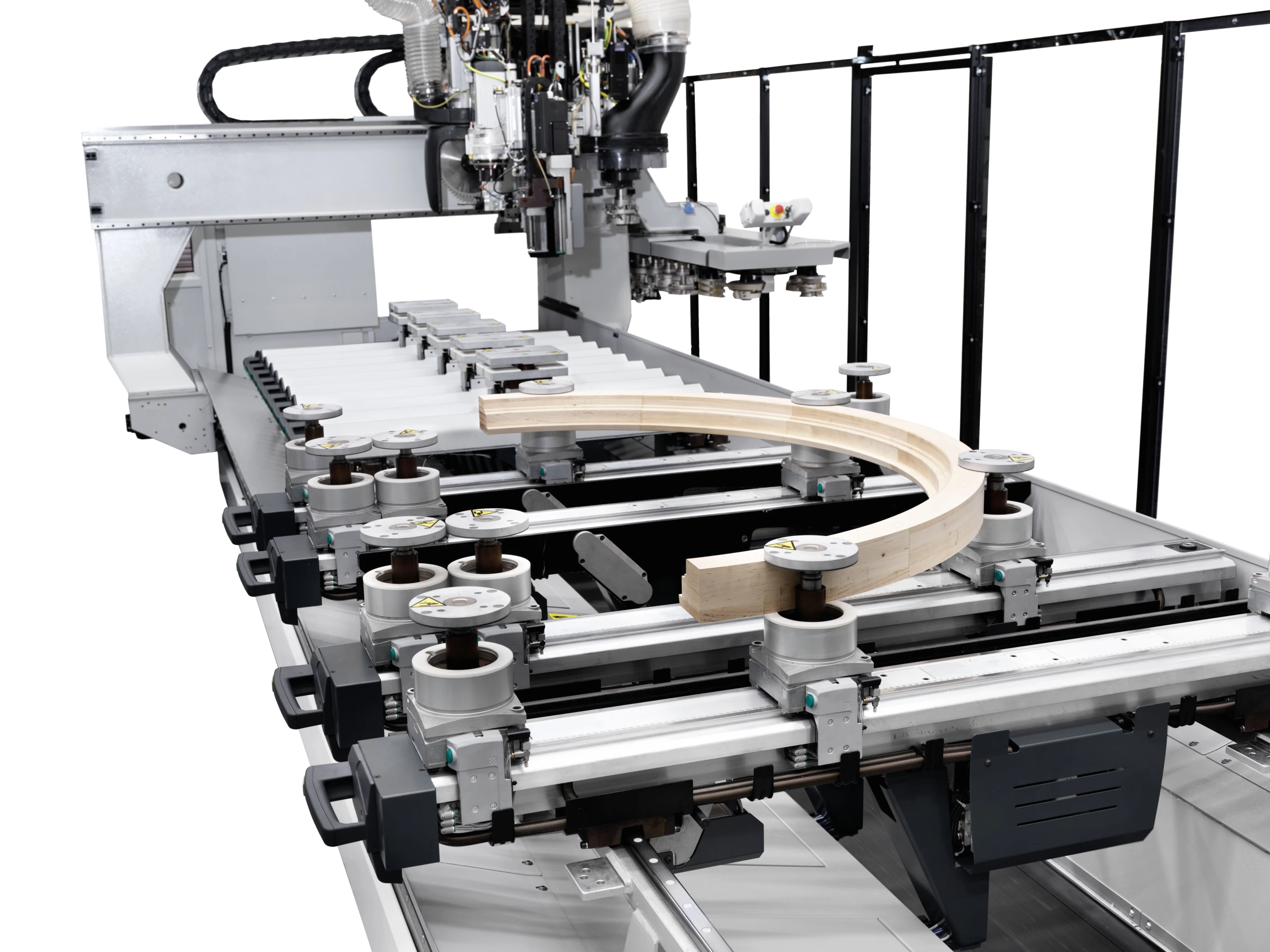 ;Od štandardnej po vysoko atypickú výrobu: Rôzne typy pracovných stolov umožňujú splniť všetky požiadavky trhu – od štandardných okien až po zložito tvarované konštrukcie. Stroj tak predstavuje odpoveď na čoraz náročnejšie požiadavky moderného dizajnu.