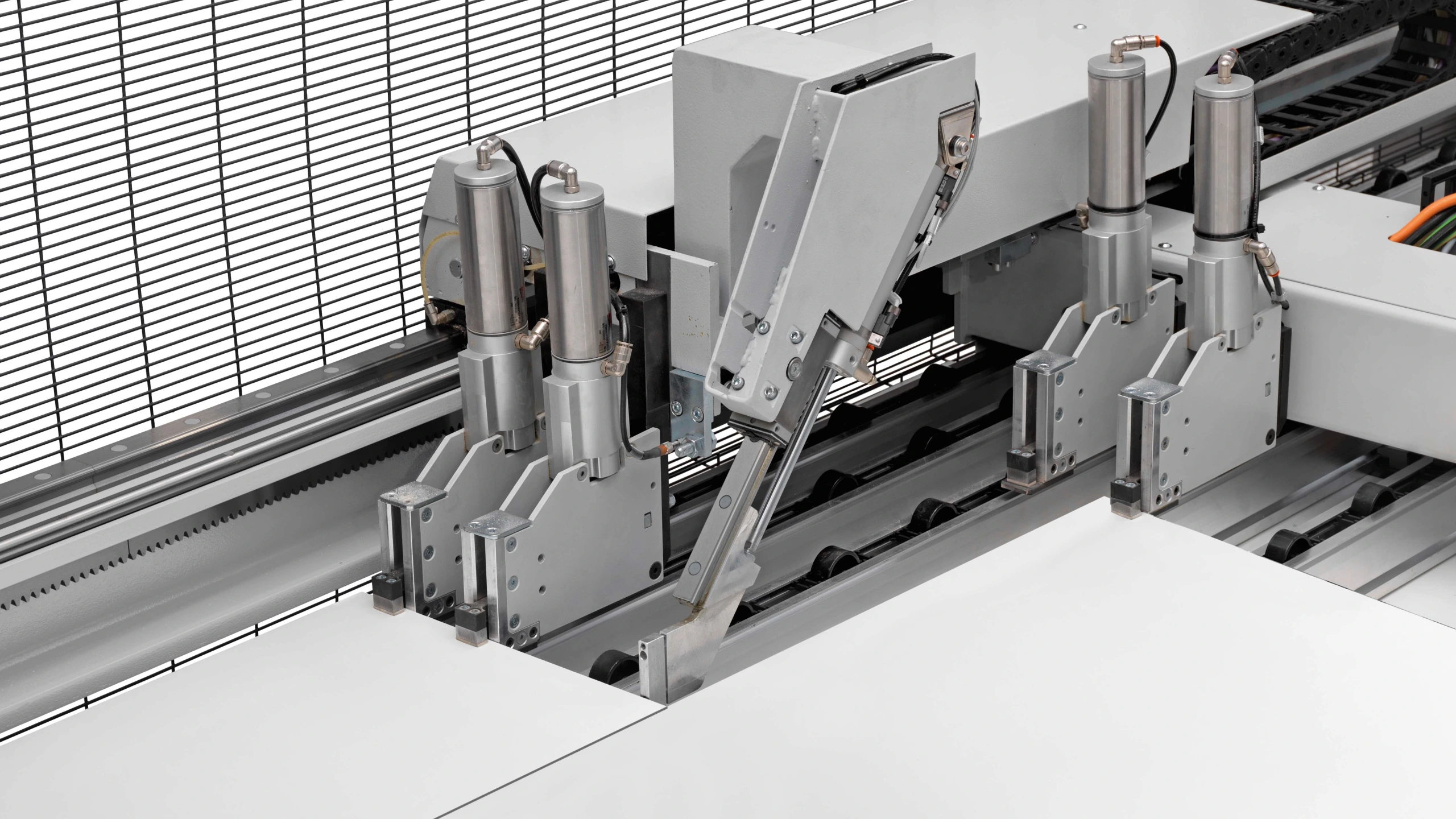 ;Nárast produktivity až o +25%: Twin Pusher 1.2 je samostatný pomocný posuv, ktorý pracuje paralelne s hlavným. Umožňuje spracovať rôzne podformáty jedným rezom, čím zvyšuje výkon a flexibilitu stroja.