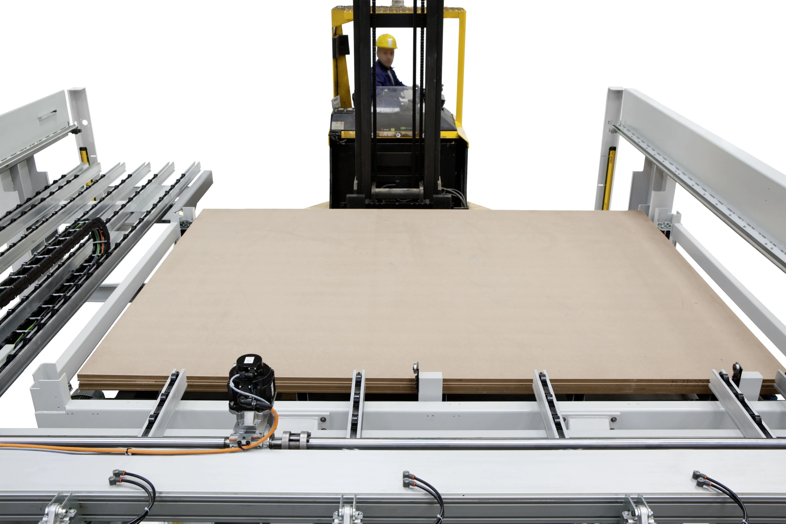 ;Maximálnom bezpečí: Stroje s integrovaným zdvíhacím stolom sú vždy vybavené dvoma ochrannými závorami s fotobunkami (vonkajšie a vnútorné).