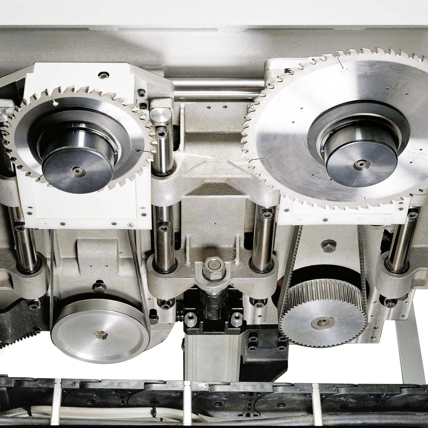 ;Výmena pílového kotúča bez prestojov: Najrýchlejší systém výmeny nástroja na trhu. Obsluha môže kotúč ľahko vymeniť stlačením tlačidla, bez potreby akéhokoľvek ďalšieho náradia.