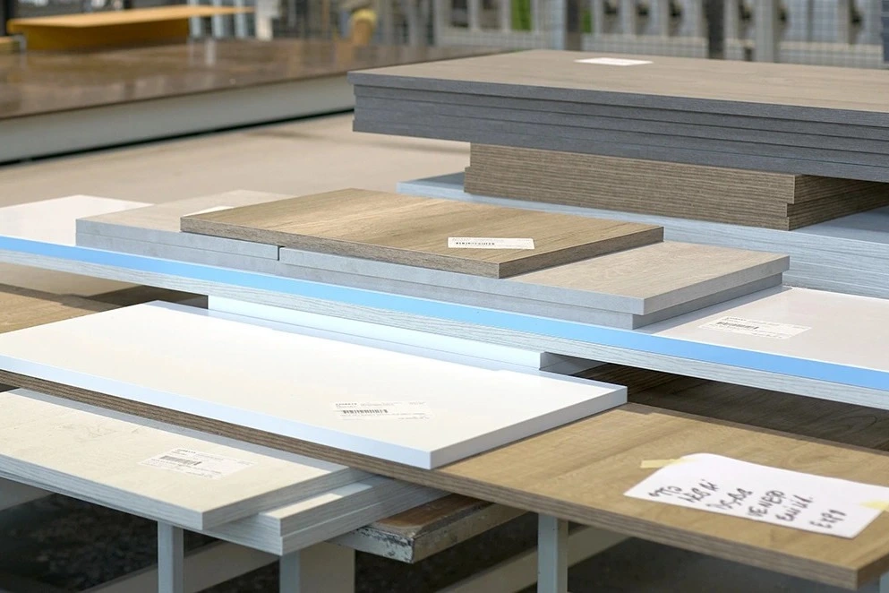 ;Extra úložný priestor: Možnosť využiť priestor pod strojom ako dodatočné úložisko pre surové materiály a/alebo rezané diely bez toho, aby bol potrebný ďalší priestor.