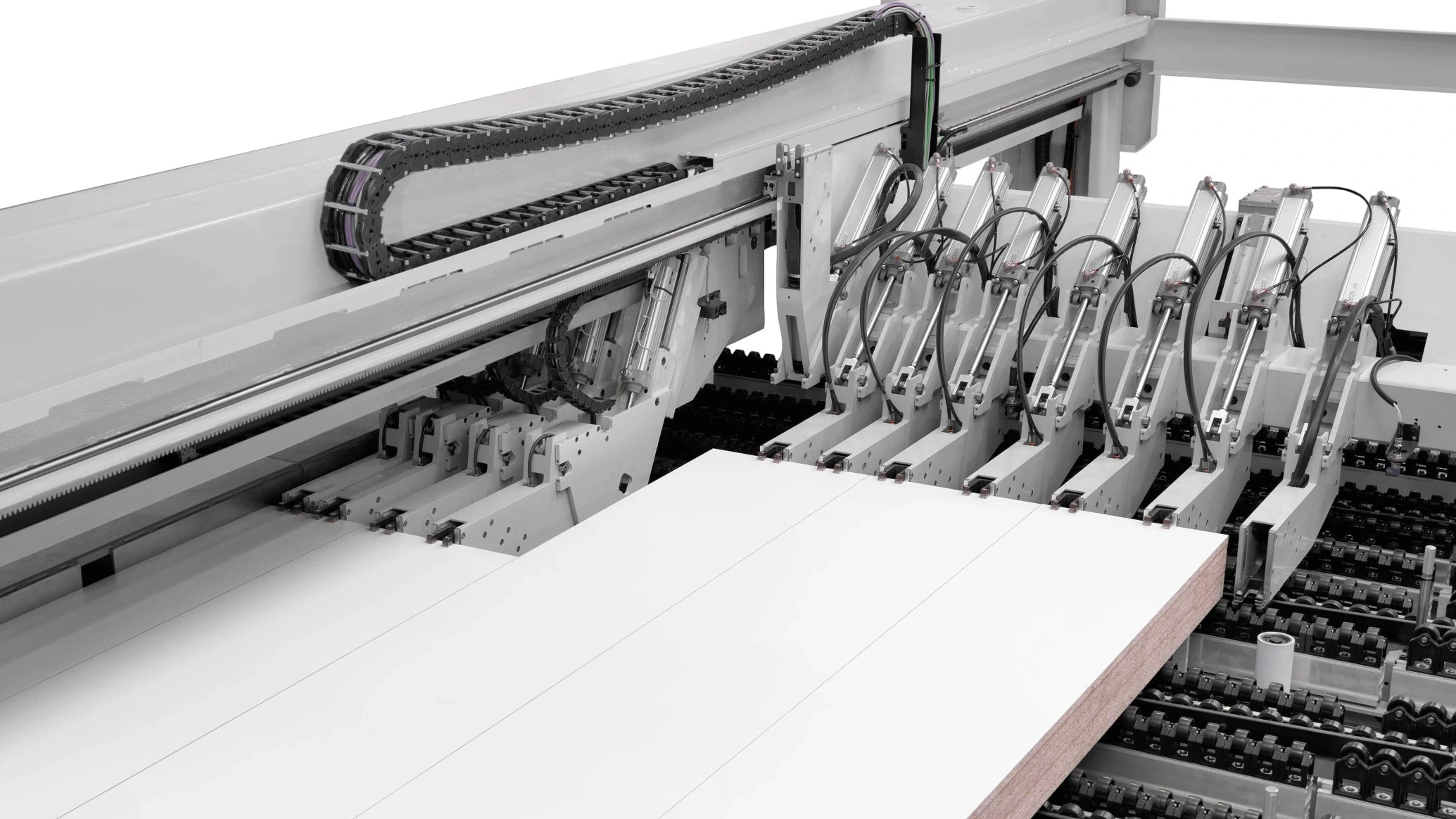 ;Twin Pusher 4.2 je samostatný pomocný systém pracujúci paralelne s hlavným posuvom. Umožňuje spracovať viac dielcov s rôznymi podformátmi jedným rezom, čím zvyšuje výkon a produktivitu stroja.