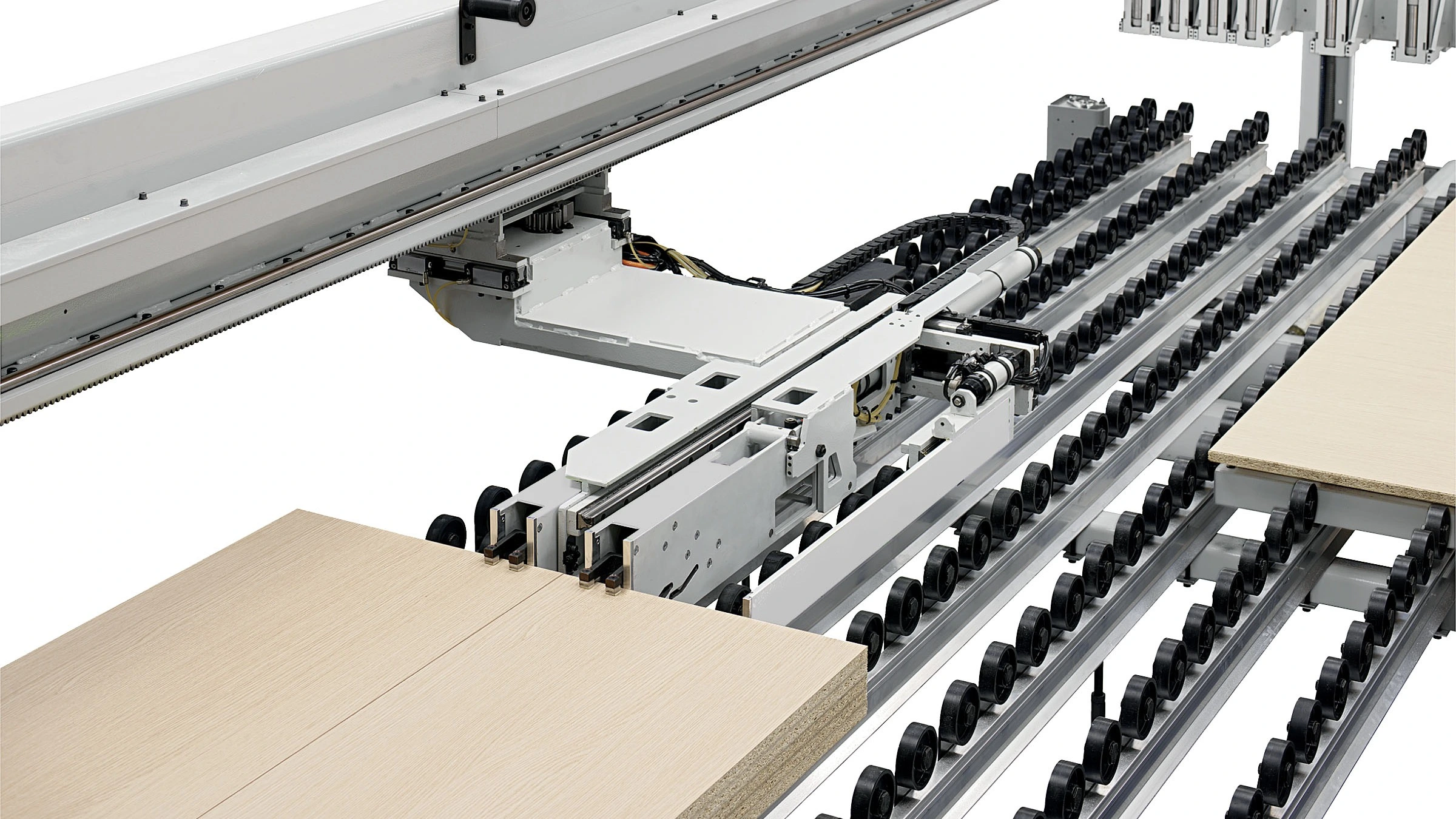 ;Nárast produktivity až o +50%: Twin Pusher 2.2 je samostatný pomocný systém pracujúci paralelne s hlavným posuvom. Umožňuje spracovať viac dielcov s rôznymi podformátmi jedným rezom, čím zvyšuje výkon a produktivitu stroja.