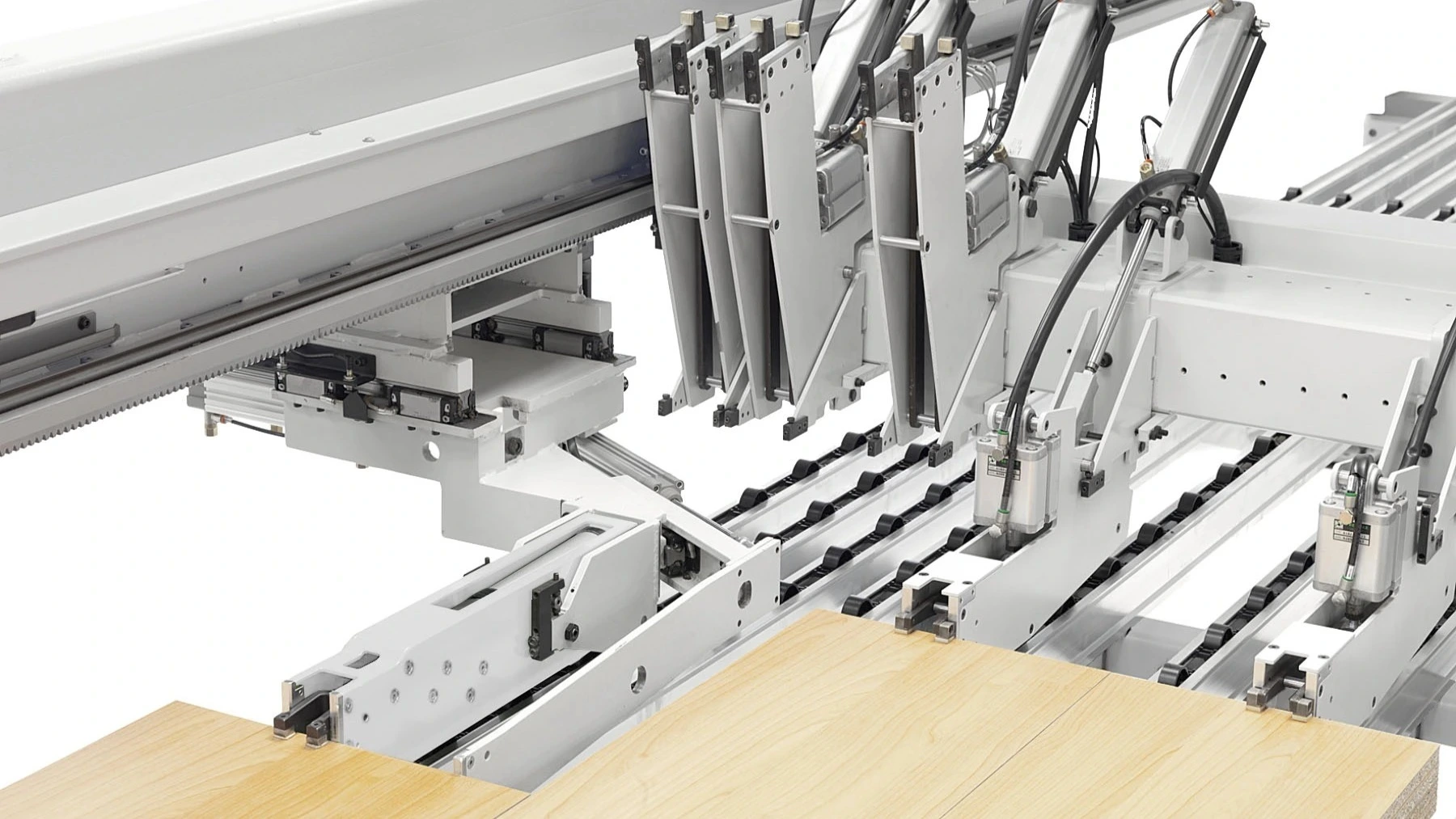 ;Nárast produktivity až o +40% Twin Pusher 2.1 je samostatný pomocný posuv, ktorý pracuje paralelne s hlavným. Umožňuje spracovať rôzne podformáty jedným rezom, čím zvyšuje výkon a flexibilitu stroja.