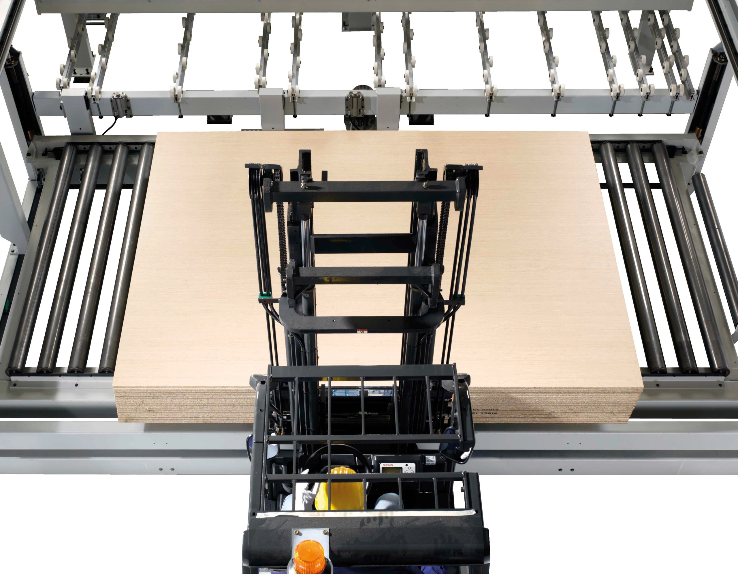 ;Nakladanie a rezanie súčasne: Klieštiny, ktoré sa dvíhajú o 90°, umožňujú pripraviť a naložiť ďalší balík panelov, zatiaľ čo stroj dokončuje rezanie aktuálneho balíka. Tým sa skracuje doba obrábacieho cyklu – zdvíhací stôl pracuje nezávisle a pripravuje ďalšie dosky na okamžité spracovanie.