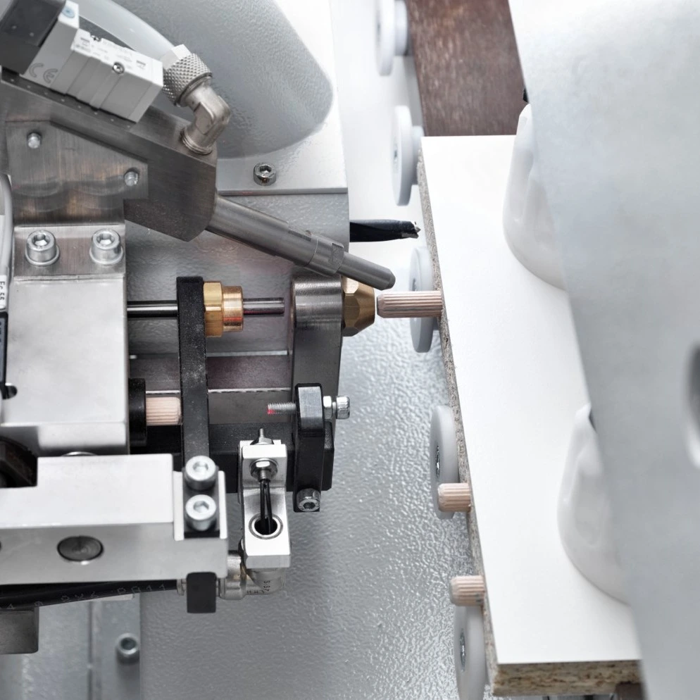 ;Zarážanie kolíkov: Systém zarážania kolíkov s detekciou prítomnosti zaisťuje, že kolíky sú vždy pripravené bez čakania, čo urýchľuje celý proces.