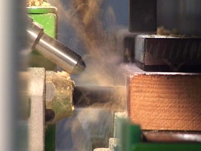 ;Nanášanie lepidla: Spoľahlivý systém vstrekovania lepidla, dostupný aj s vysokotlakovou lepidlovou pumpou, zaisťuje absenciu úniku lepidla a zvyšuje rýchlosť a efektivitu procesu.