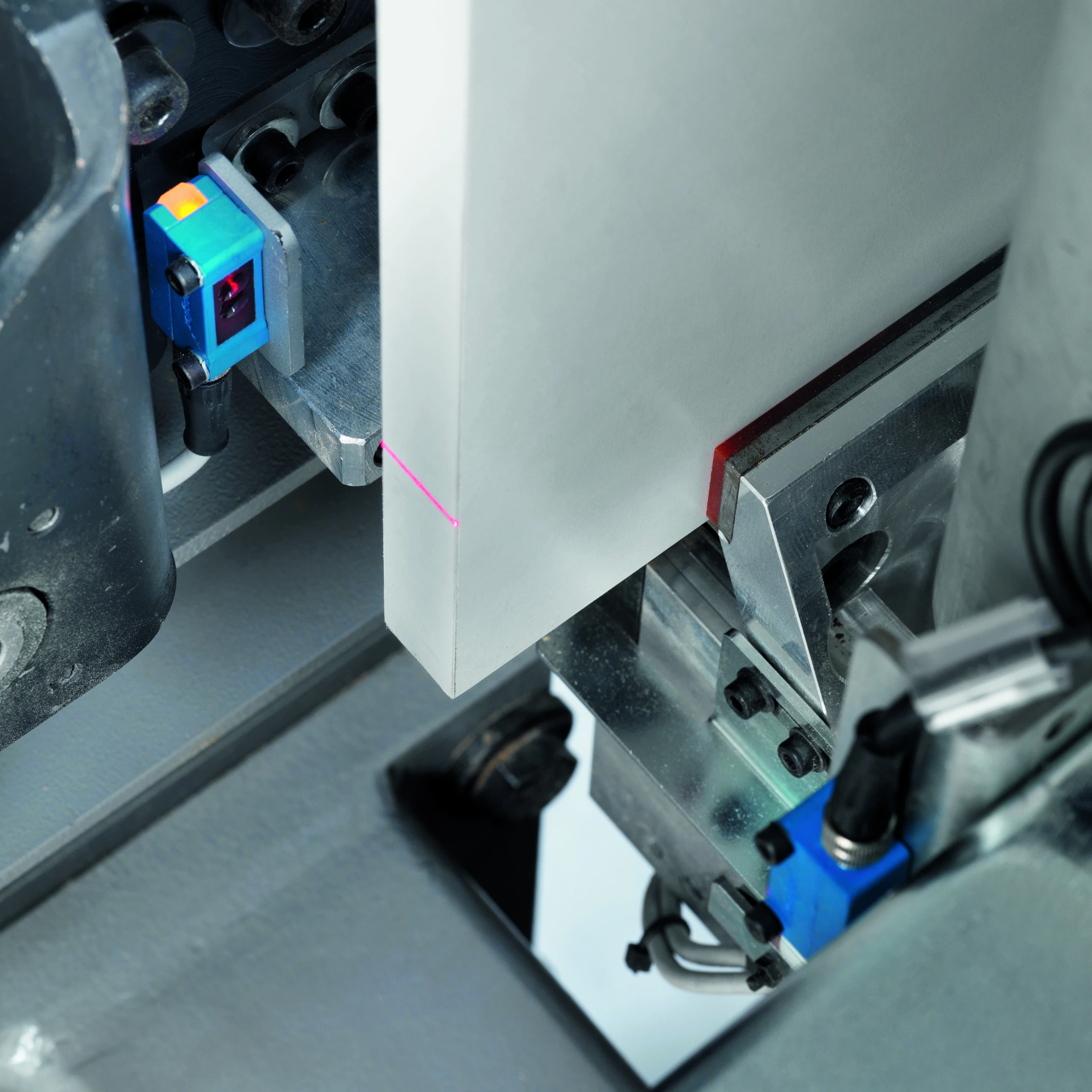 ;Laser na meranie dĺžky dielca