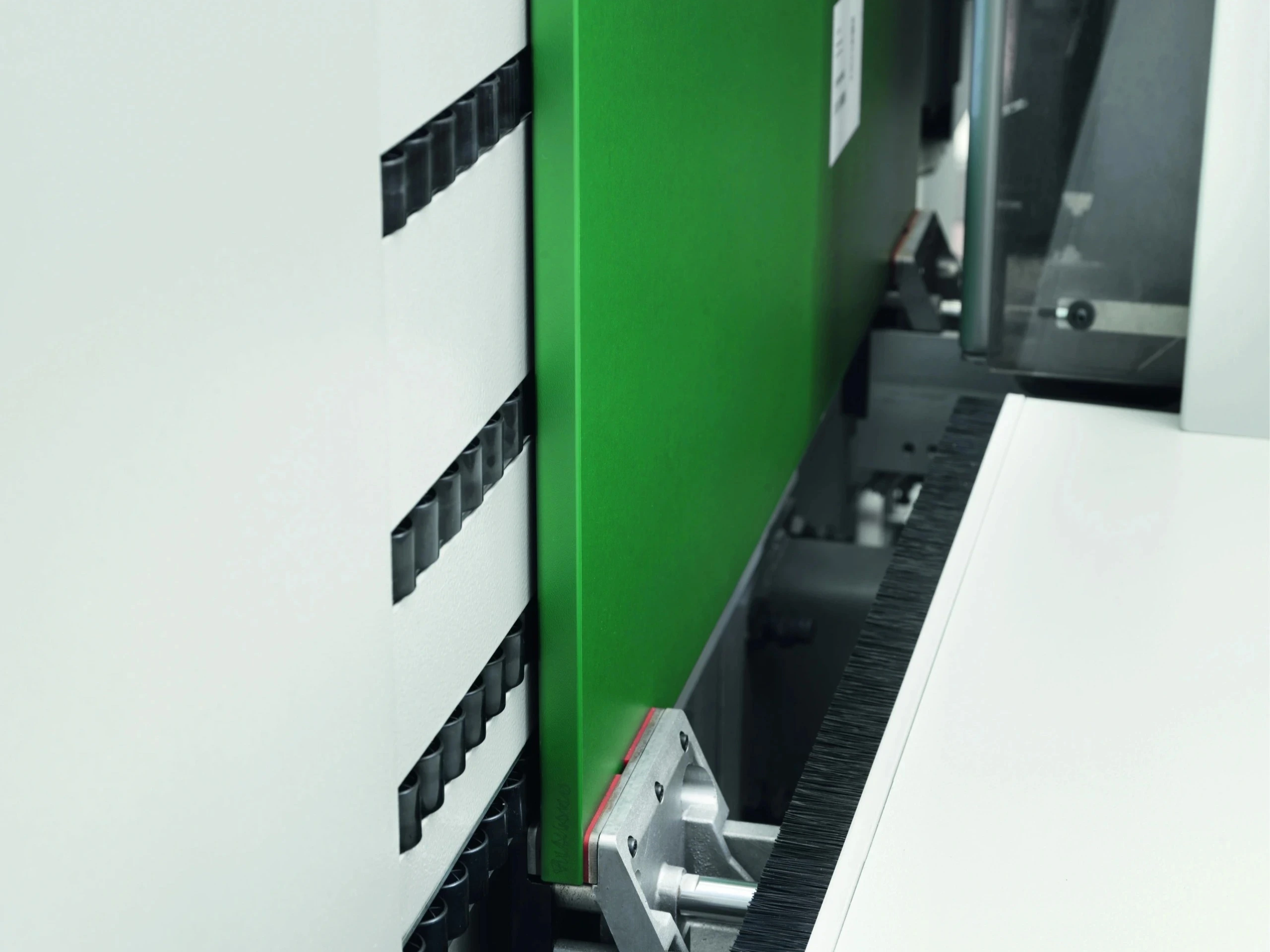 ;Zvýšená stabilita a kvalita povrchu: Dvojité klieštiny pevne držia panely počas celého procesu, udržujú správne zarovnanie aj pri zložitom alebo ťažkom obrábaní.