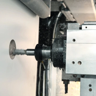 ;Frézovanie: Elektrovreteno s automatickou výmenou nástrojov umožňuje vykonávať viac operácií v jednom cykle, čím sa eliminuje manuálny zásah a potreba dodatočného opracovania.