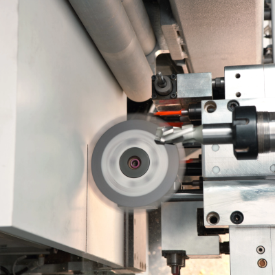 ;Integrovaná drážkovacia píla: Vŕtacia jednotka je vybavená integrovanou pílovou jednotkou určenou na presné drážkovanie, čo umožňuje dokončiť prvky v jedinom pracovnom kroku.