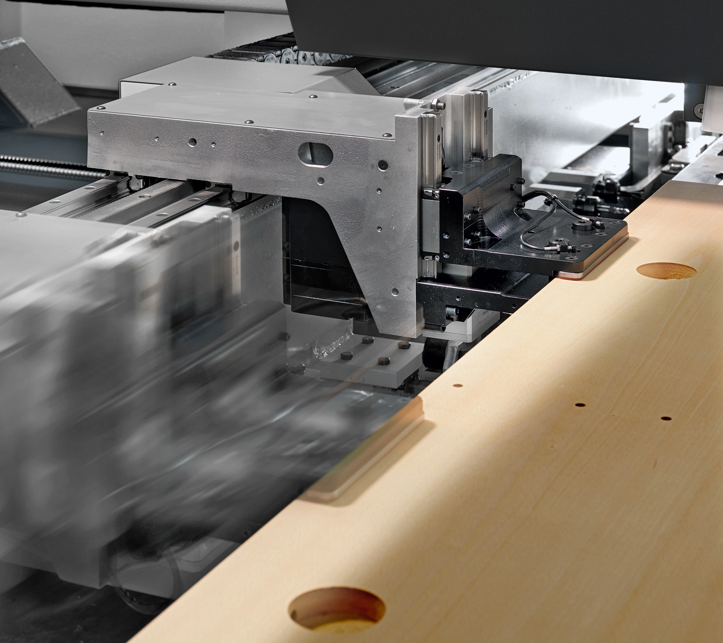 ;Zmena rozmerov nie je problém: Vďaka systému dvojitých klieštin je možné obrábať panely rôznych veľkostí v jednej sekvencii bez zásahu obsluhy. Navyše – na rozdiel od podtlakových systémov – umožňuje spracovanie akéhokoľvek materiálu.