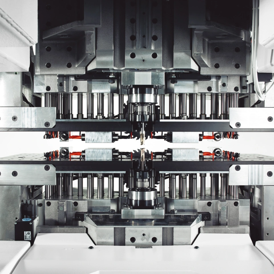 ;Vysoká flexibilita: Vďaka veľkým horným a spodným vŕtacím jednotkám je možné postupne obrábať dielce s rôznymi vŕtacími vzormi bez potreby zásahu obsluhy a výmeny nástrojov.