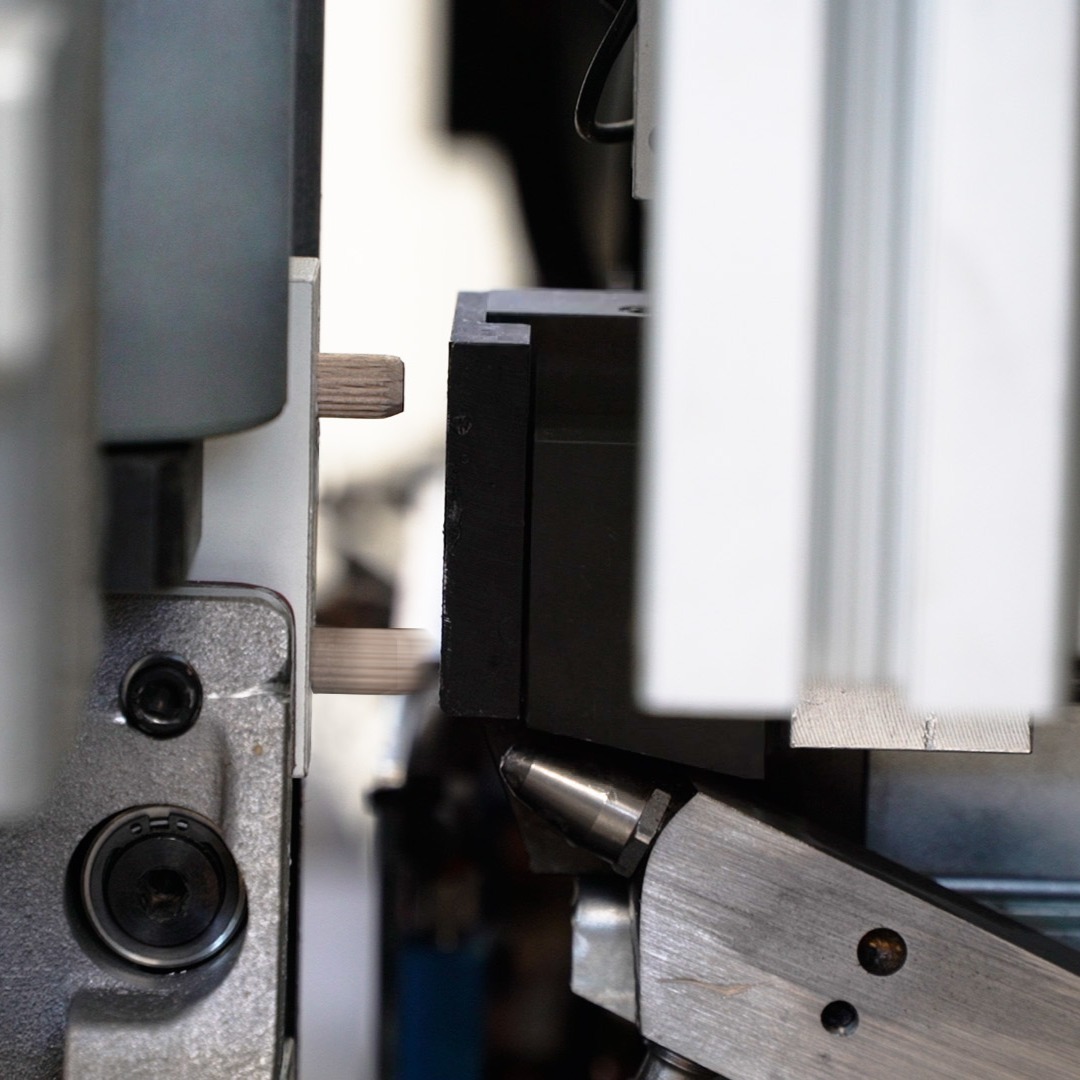 ;Zarážanie kolíkov: Patentovaný systém je zložený z agregátu na nanášanie lepidla a zarážanie kolíkov, ktorý poskytuje bezproblémové riešenie, ideálne pre vysoko kvalitné a konzistentné spoje.