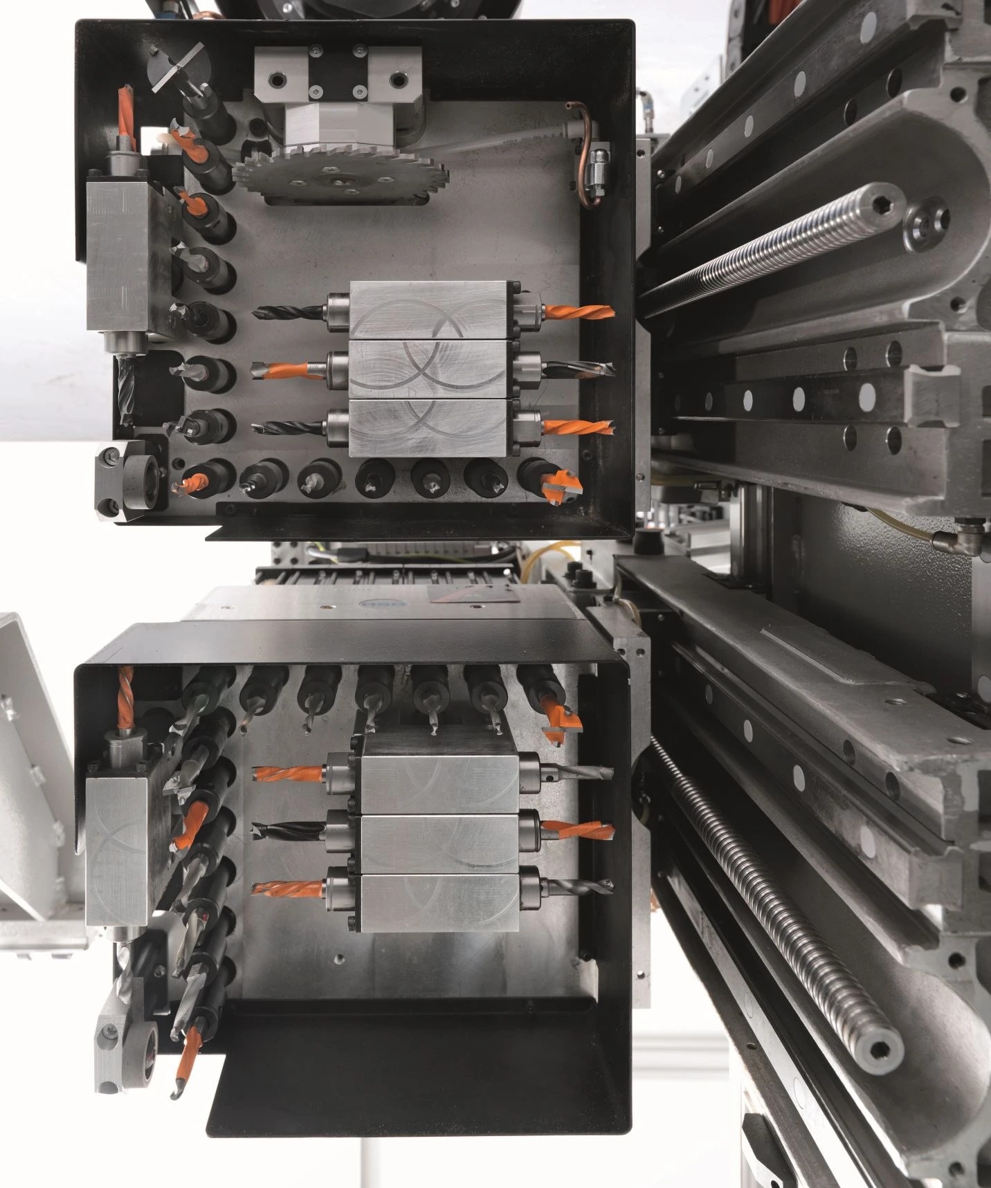 ;Voliteľne dve vŕtacie hlavy pre maximálnu flexibilitu a produktivitu