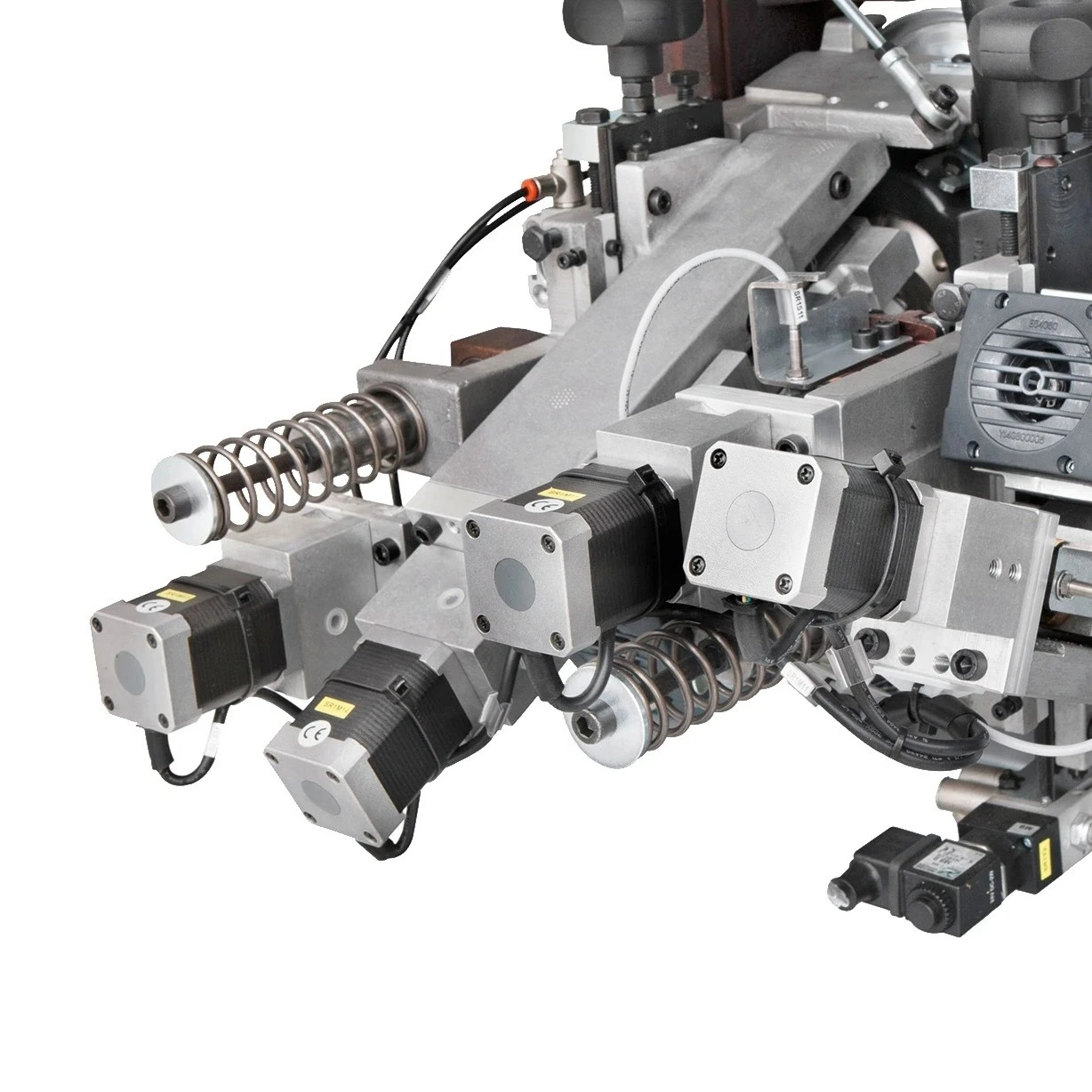 ;Automatické prenastavovanie: Všetky jednotky sú riadené pomocou servomotorov priamo z ovládacieho panelu stroja