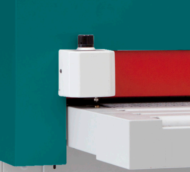 ;Automatické meranie hrúbky: Stroj je možné vybaviť automatickým meracím systémom, ktorý sníma hrúbku panelu a podľa požadovaného úberu materiálu automaticky upravuje nastavenie, čím zaisťuje vysokú presnosť a minimalizuje potrebu manuálnych zásahov.