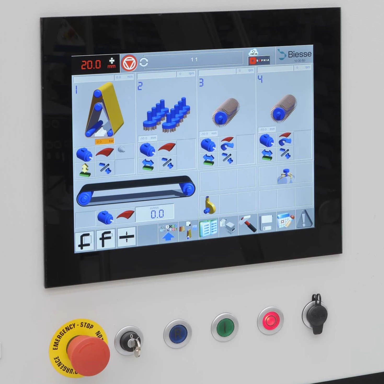 ;Intuitívne rozhranie: Ponúka pokročilú správu stroja prostredníctvom integrovanej 8,5″ dotykovej obrazovky, ktorá umožňuje jednoduché ovládanie všetkých parametrov stroja a poskytuje obsluhe informácie v reálnom čase pre pohodlnejšiu a efektívnejšiu prácu.