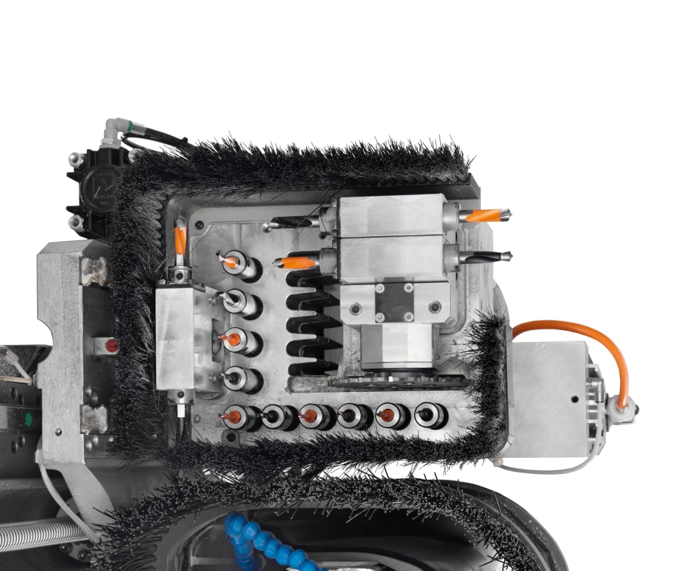 ;Stroj môže byť vybavený dvoma typmi vŕtacích hláv: menšou hlavou so 17 vrtákmi a jednou pílkou v osi X alebo väčšou hlavou s 29 vrtákmi a dvoma pílkami v osiach X a Y.