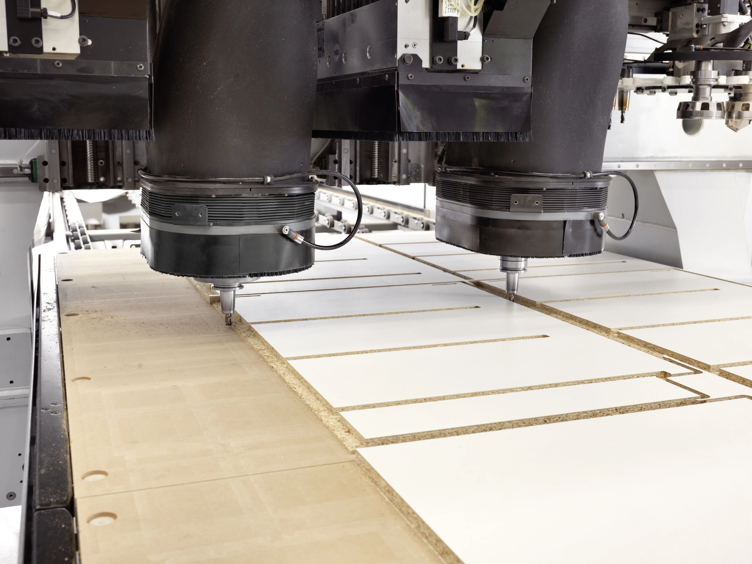 ;Dve elektrovretená pre vyšší výkon: Stroj môže byť vybavený dvojitou nezávislou osou Y, ktorá zabezpečuje väčšiu flexibilitu pri obrábaní a umožňuje dosiahnuť vyššiu produktivitu.