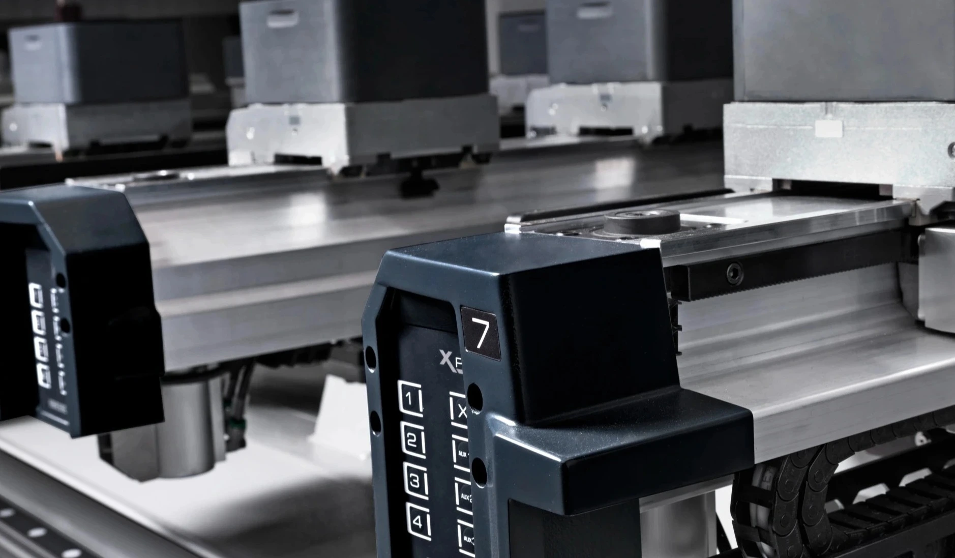 ;Všestranné polohovanie stola: K dispozícii je množstvo riešení pre polohovanie trámcov a prísaviek podľa potrieb rôznych zákazníkov.