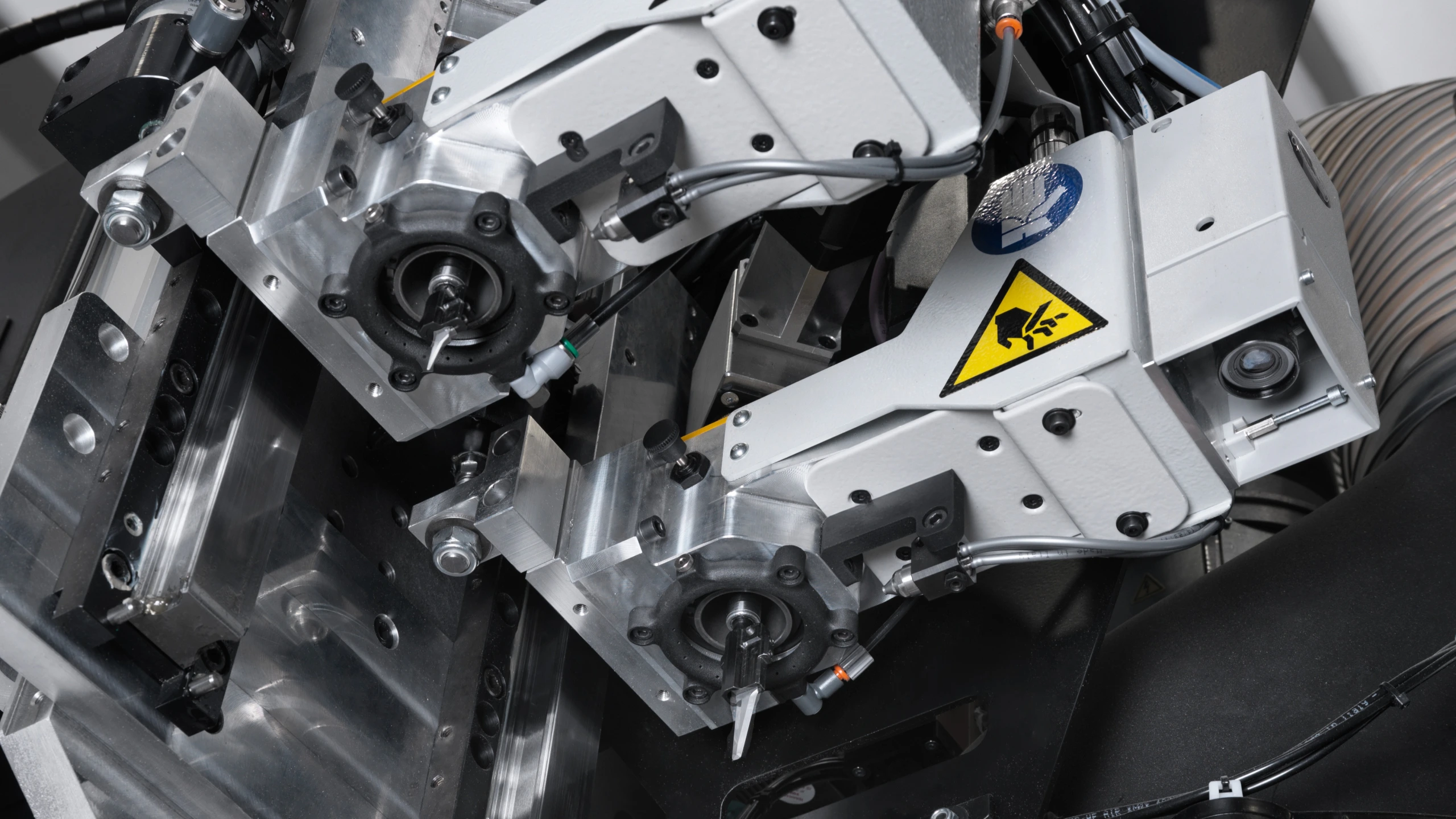 ;Zvýšenie flexibility výroby: Externá vertikálna os umožňuje použitie oscilačného rezacieho systému ihneď po obrábacom cykle, čím sa skracuje celkový proces obrábania.