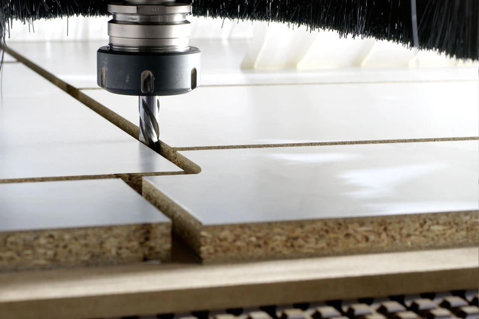 ;Všetko v jednom: Jeden stroj umožňuje presné frézovanie, drážkovanie a vŕtanie bez manipulácie obrobku obsluhou.