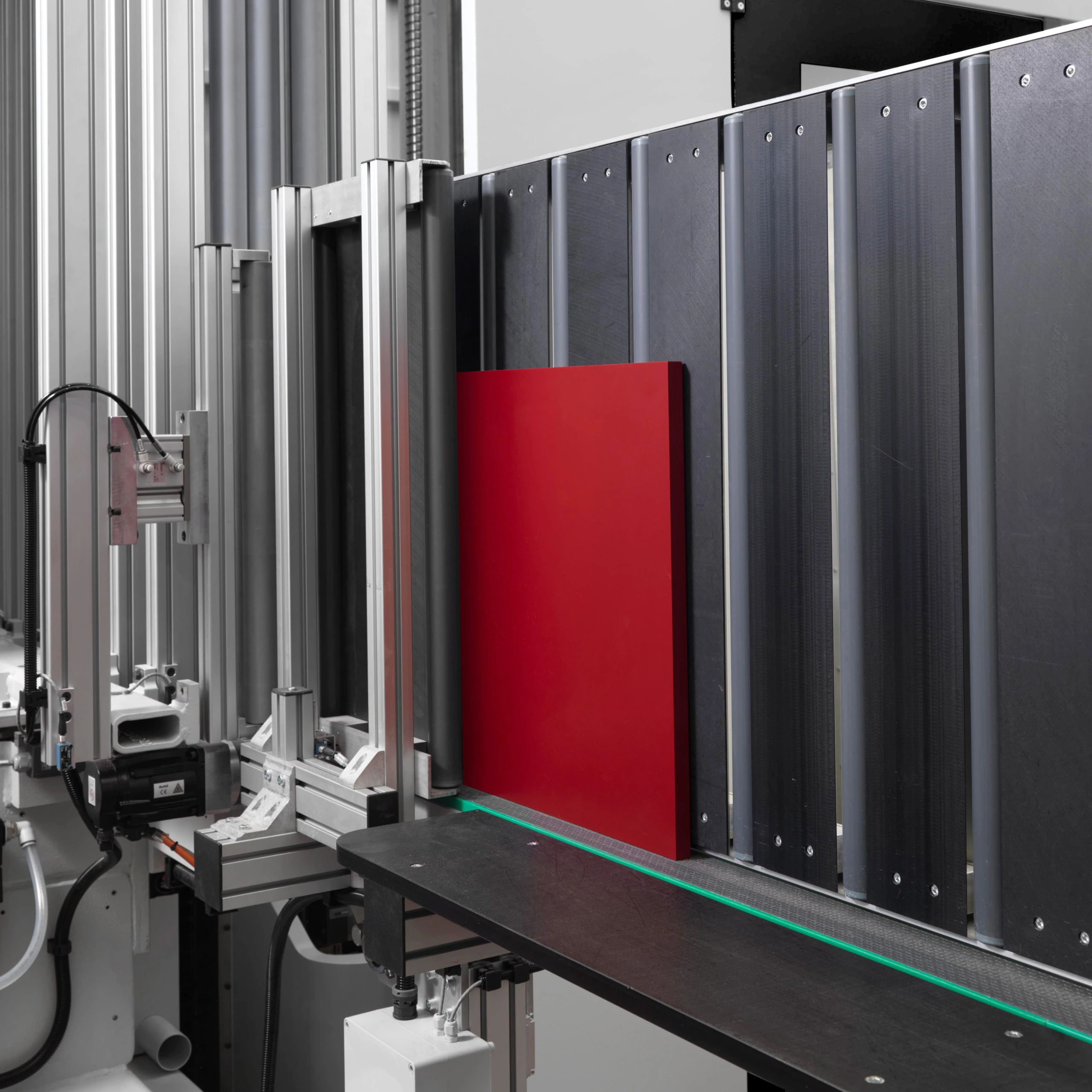 ;Neprerušovaný tok materiálu: Vďaka kombinácii vertikálneho a horizontálneho upínania, dvojitého pásového pohonu a laserového snímania panelu je zaistený plynulý a kontinuálny proces spracovania panelov, bez potreby prechytávania panelu.