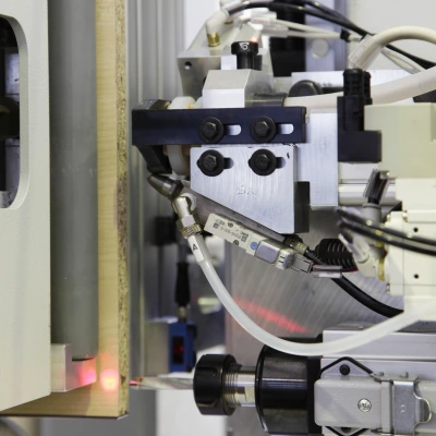 ;Zarážanie kolíkov: Patentovaný systém je zložený z agregátu na nanášanie lepidla a zarážanie kolíkov, ktorý poskytuje bezproblémové riešenie, ideálne pre vysoko kvalitné a konzistentné spoje.