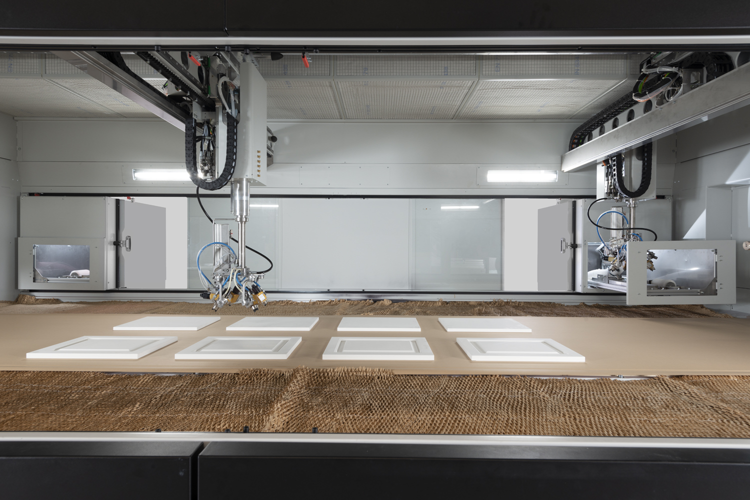 ;Na výber je papierový dopravníkový pás alebo CFB pás, ktorý umožňuje čiastočnú rekuperáciu prestrekovej farby. Oba systémy majú jednoduchú údržbu.