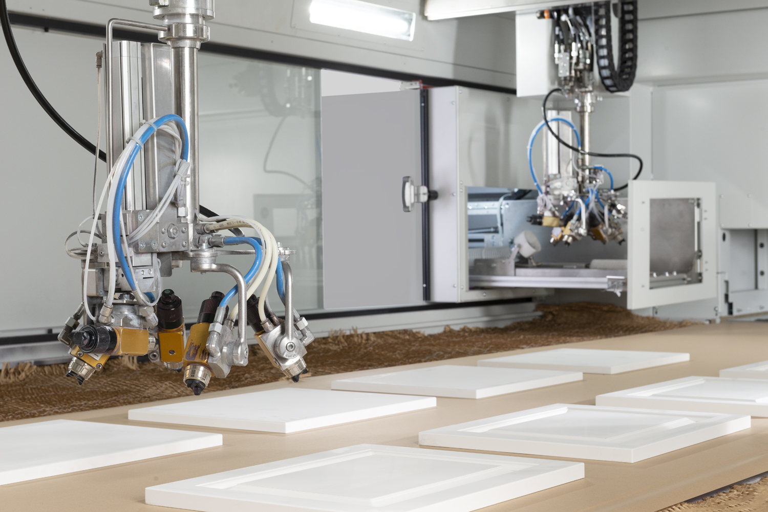 ;iBotic môže byť vybavený ľahko udržiavateľným a vymeniteľným dvojstupňovým papierovým filtrom (unikátne riešenie na nanášanie lepidla) alebo filtračným systémom s vodnou clonou, ktorý je obzvlášť odporúčaný pre povrchové úpravy najvyššej kvality.