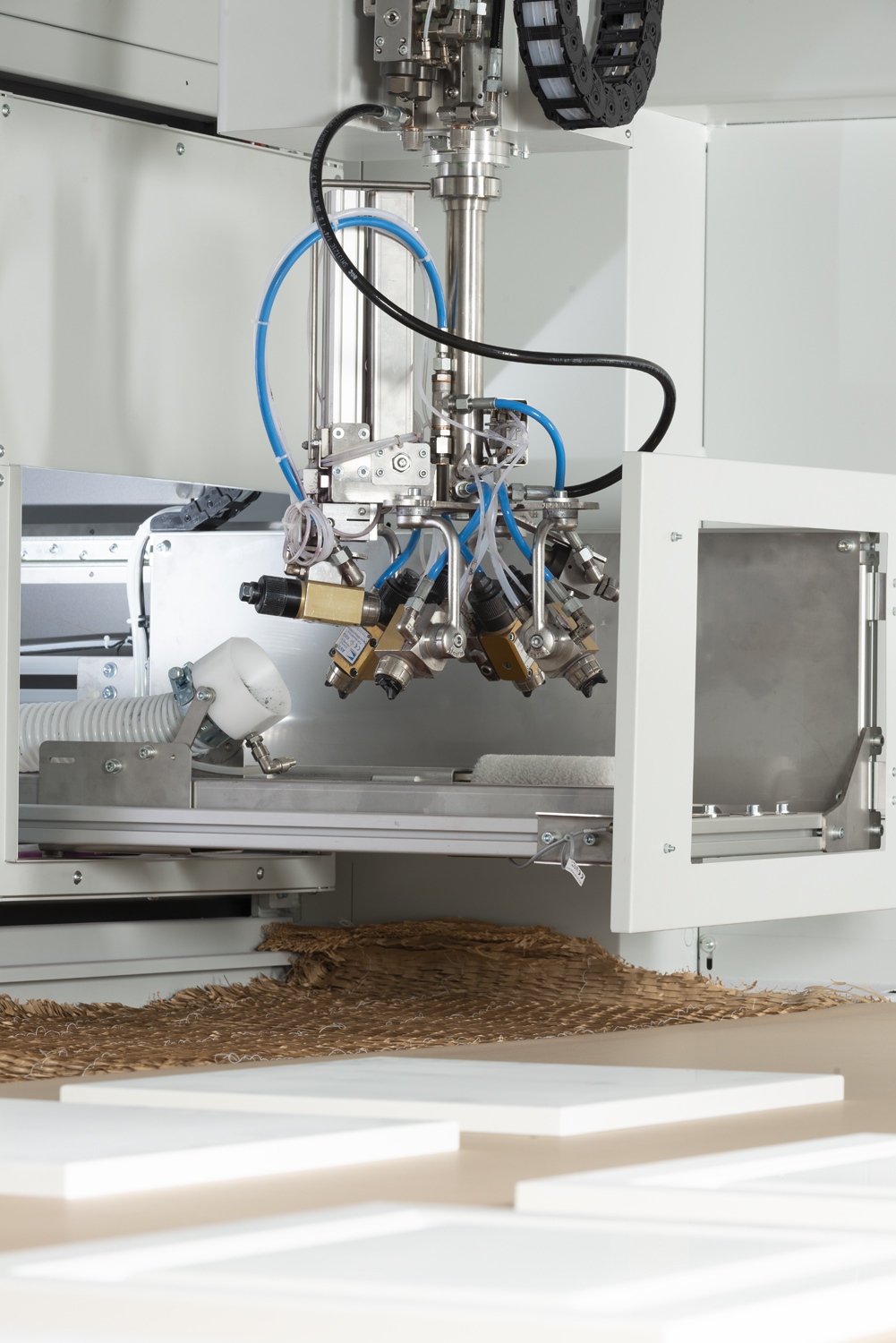 ;Vďaka dvojici striekacích ramien umožňuje stroj plynulé a rýchle prepínanie farieb – zatiaľ čo prebieha zmena farby na jednom ramene, druhé môže pokračovať v lakovaní, čo výrazne zvyšuje produktivitu a znižuje prestoje.