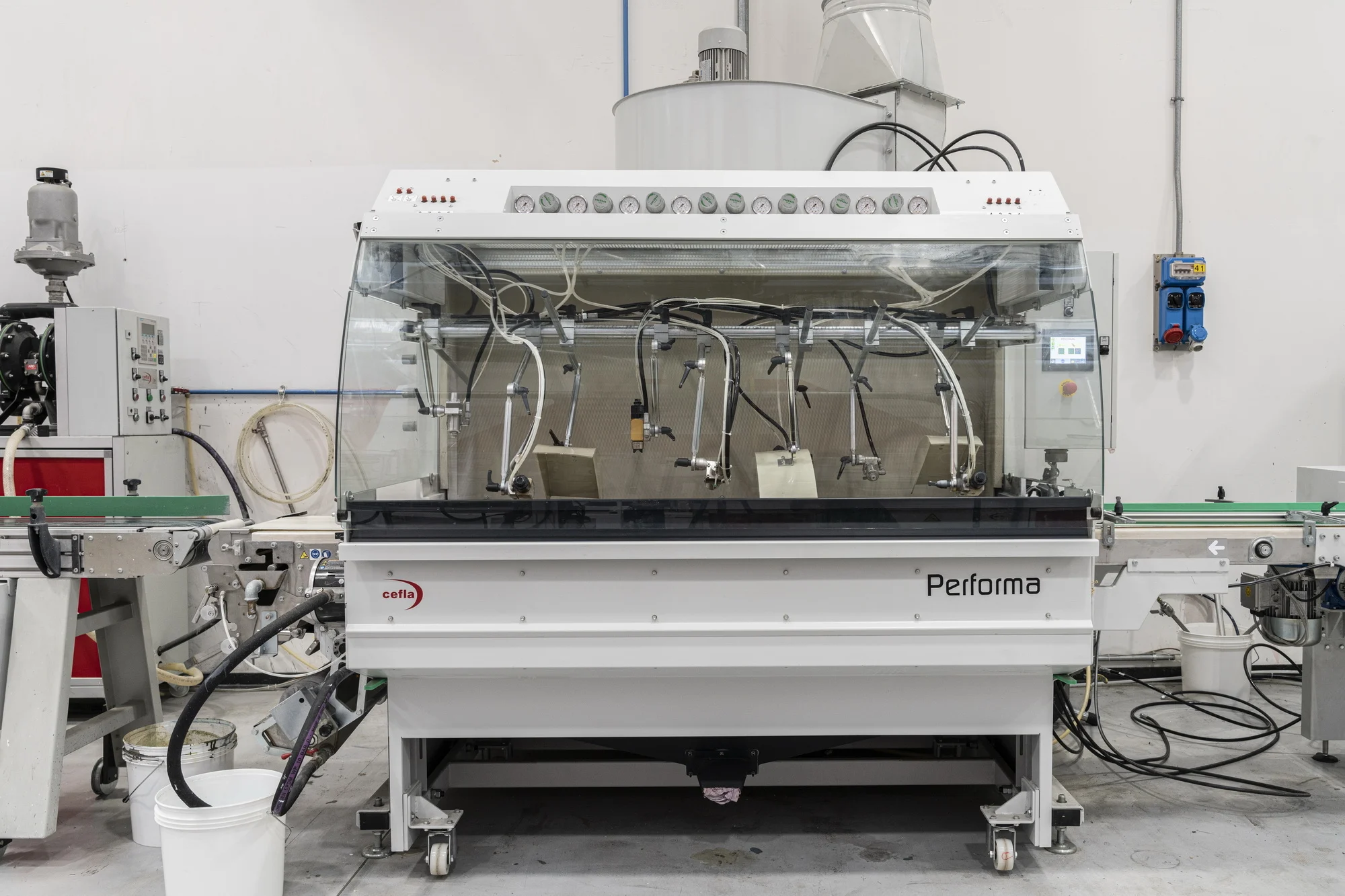 ;Dopravníkový systém s rekuperáciou náteru umožňuje efektívne využitie materiálu a znižuje straty pri lakovaní.