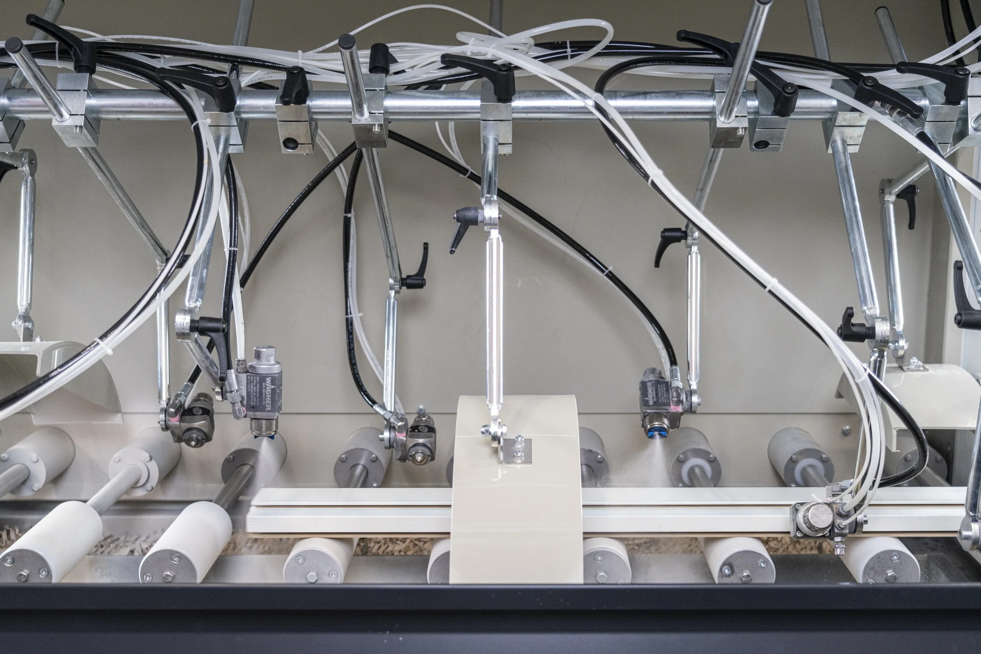 ;Lakovacia zóna stroja – optimalizovaný priestor na efektívnu aplikáciu náterov.