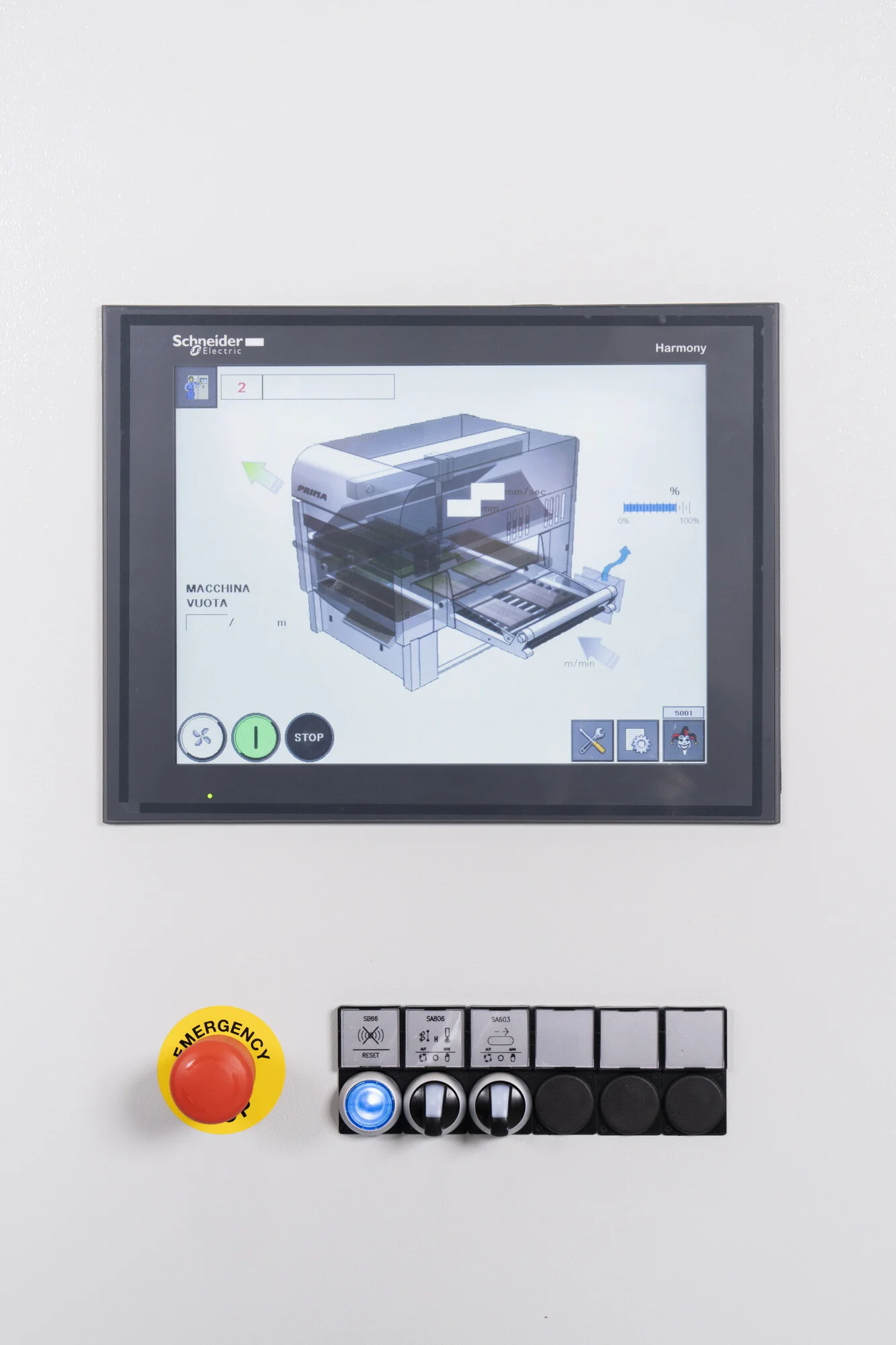 ;Elektrický rozvádzač s PLC a riadiacim softvérom stroja je ovládaný prostredníctvom veľkého farebného dotykového ovládacieho panelu s možnosťou ukladania receptúr