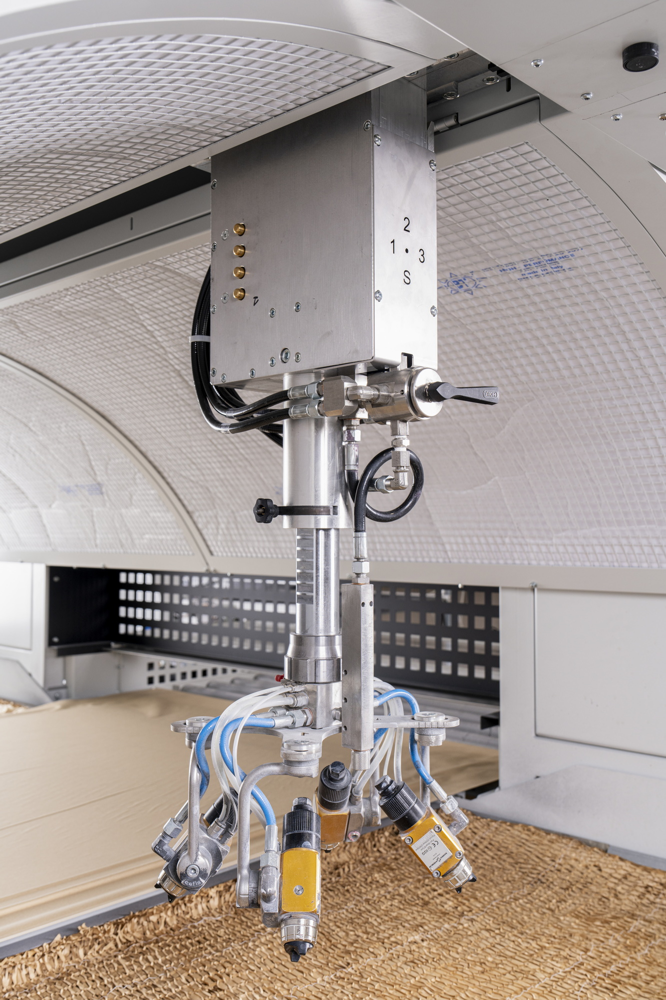 ;Môže byť vybavený jedným ramenom s až 4 pištoľami alebo dvoma ramenami s až 8 pištoľami a je vybavený patentovaným systémom pléna