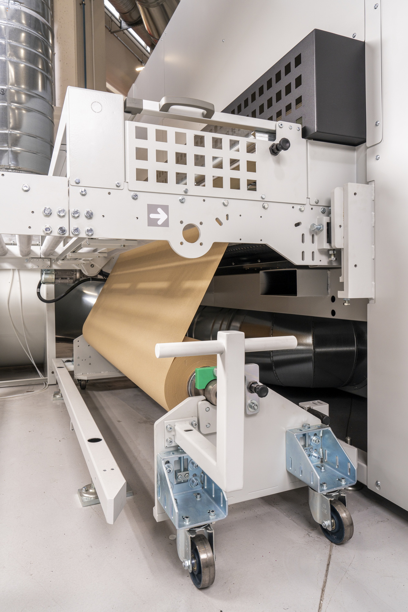 ;Na výber je papierový dopravníkový pás alebo CFB pás, ktorý umožňuje čiastočnú rekuperáciu prestrekovej farby. Oba systémy majú jednoduchú údržbu.