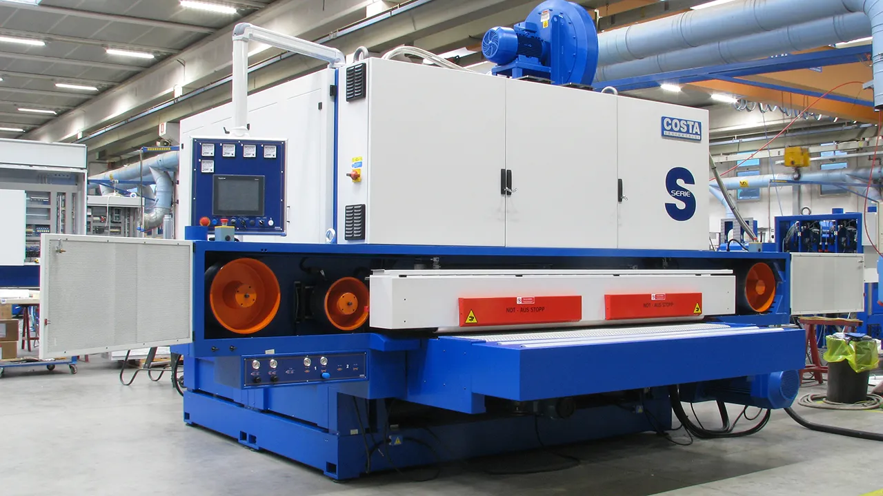 ;Stroj je možné konfigurovať podľa špecifických požiadaviek zákazníka a prispôsobiť tak konkrétnym výrobným procesom.