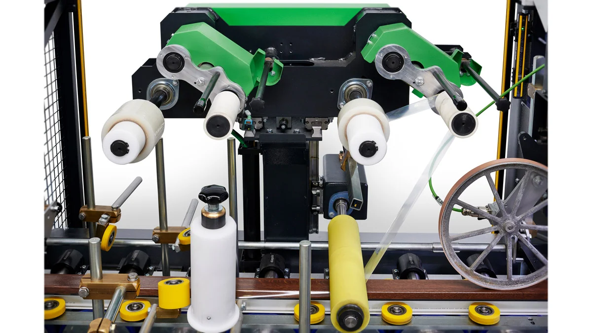 ;Nová dvojitá odvíjacia stanica je riešením pre stabilné odvíjanie ochrannej fólie pre balené profily.