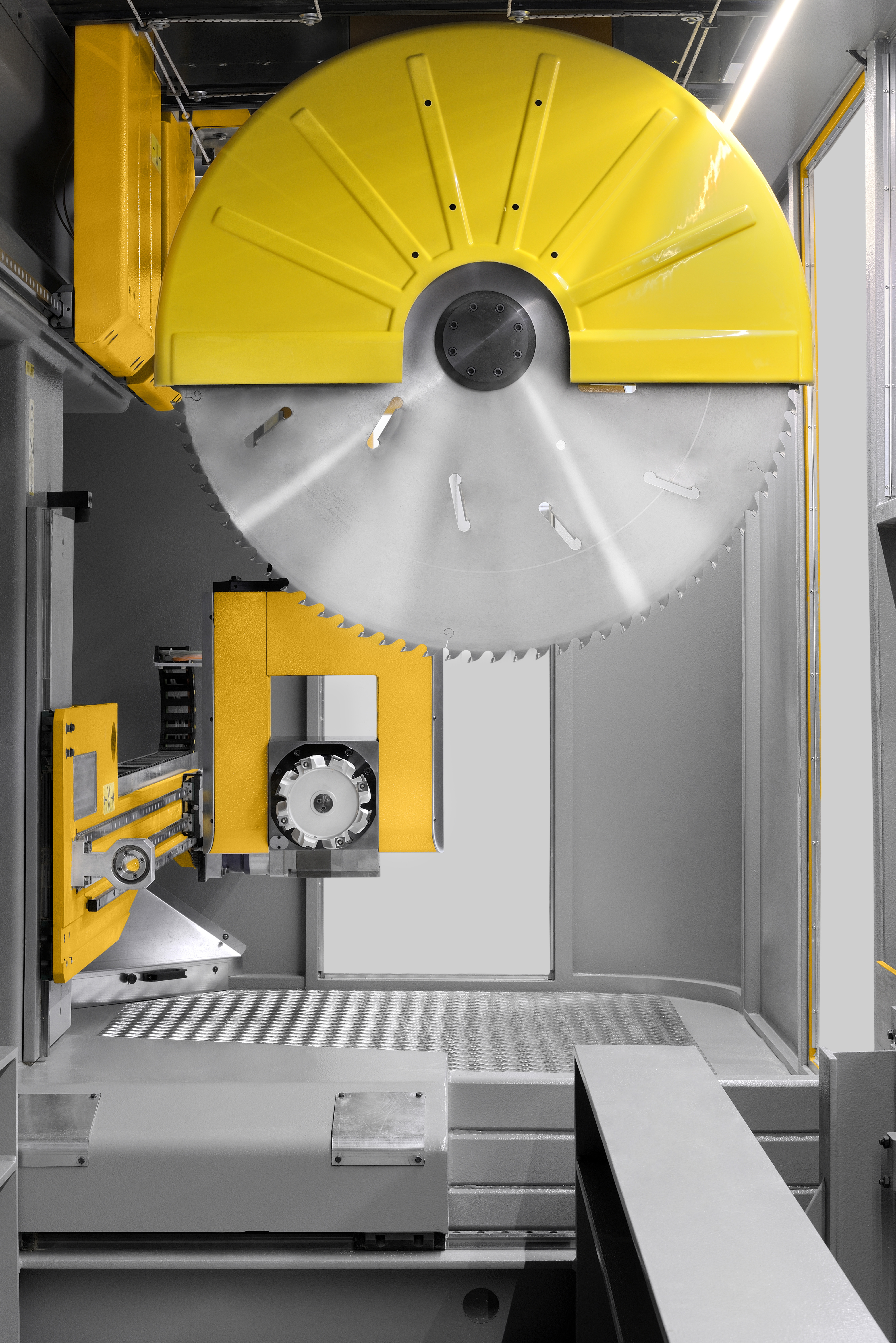 ;Výkonné vreteno s výkonom 55 kW s možnosťou použitia kotúčov až 1200 mm zaisťuje rýchle a precízne rezanie aj masívnych konštrukčných dielcov. Robustná konštrukcia vretena a presné riadenie otáčok umožňuje optimálnu kvalitu rezu, minimálne vibrácie a vysokú produktivitu pri rezaní veľkých panelov a trámov.