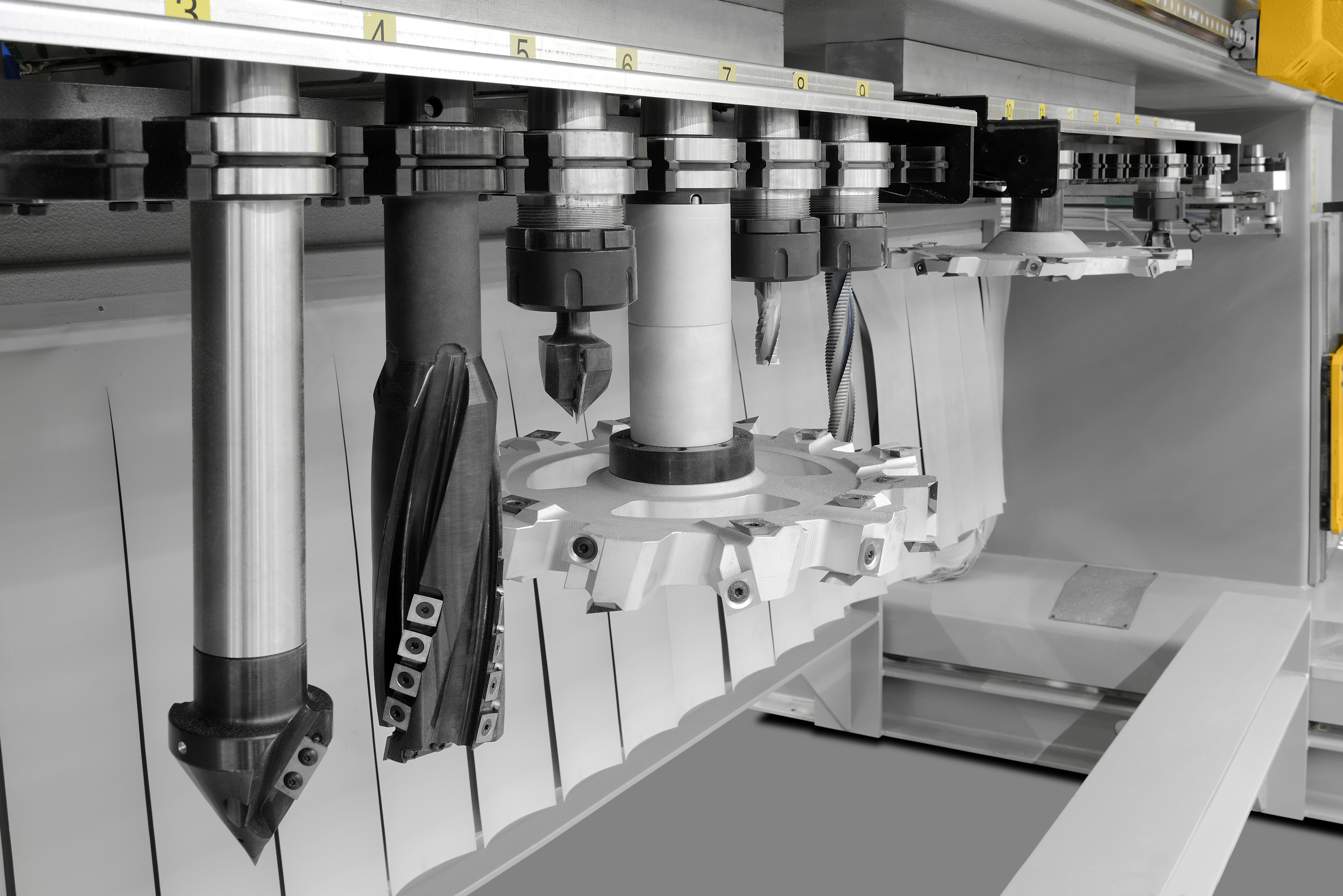 ;Široký zásobník nástrojov zaisťuje, že všetky potrebné frézy, vrtáky a pílové kotúče sú vždy po ruke. Umožňuje rýchlu automatickú výmenu nástrojov počas obrábania, čím minimalizuje prestoje a maximalizuje produktivitu.