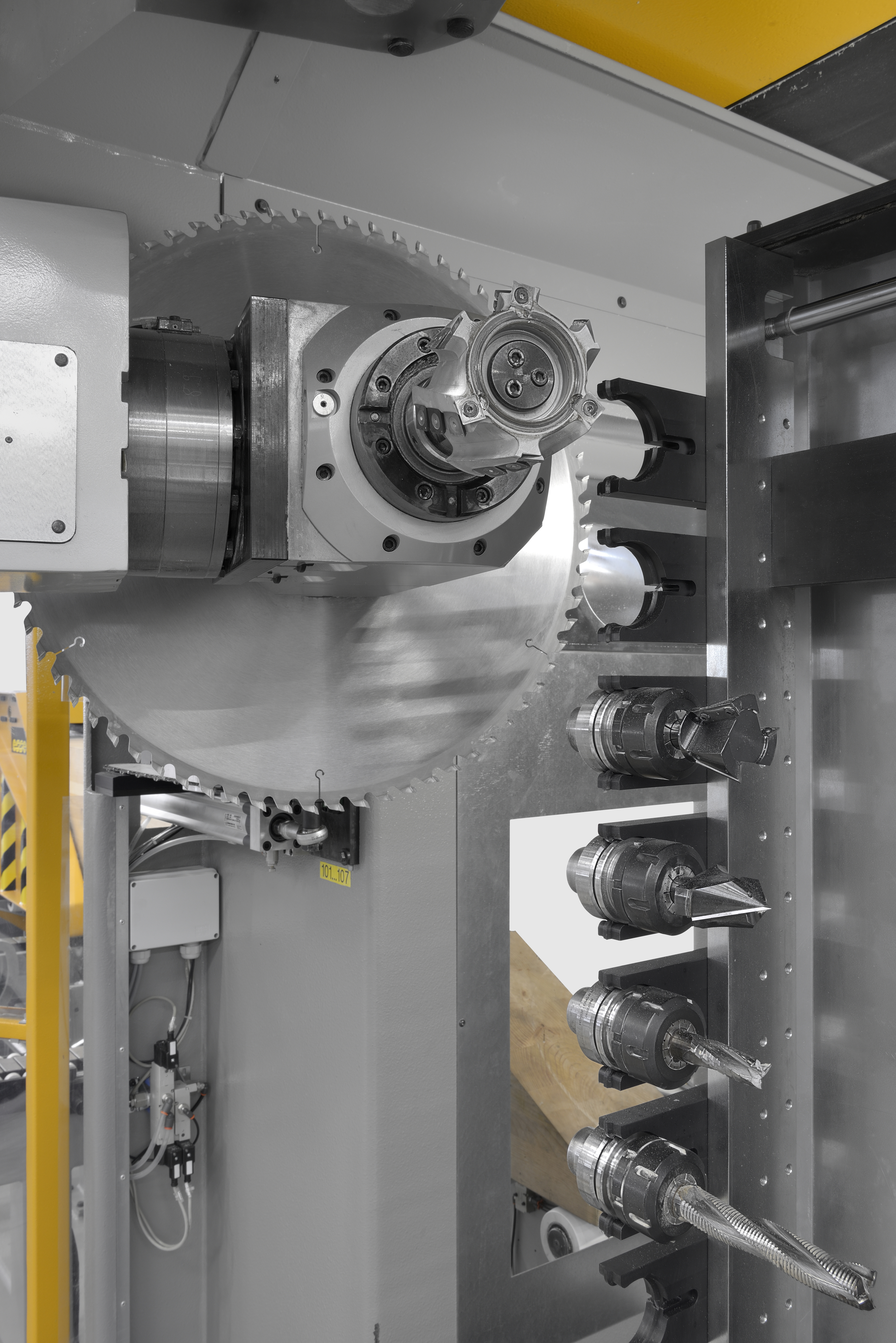 ;Techno Fast môže byť vybavený 11-pozíciovým zásobníkom nástrojov a pílovým agregátom. Táto konfigurácia robí stroj veľmi flexibilným a pripraveným zvládnuť širokú škálu aplikácií.