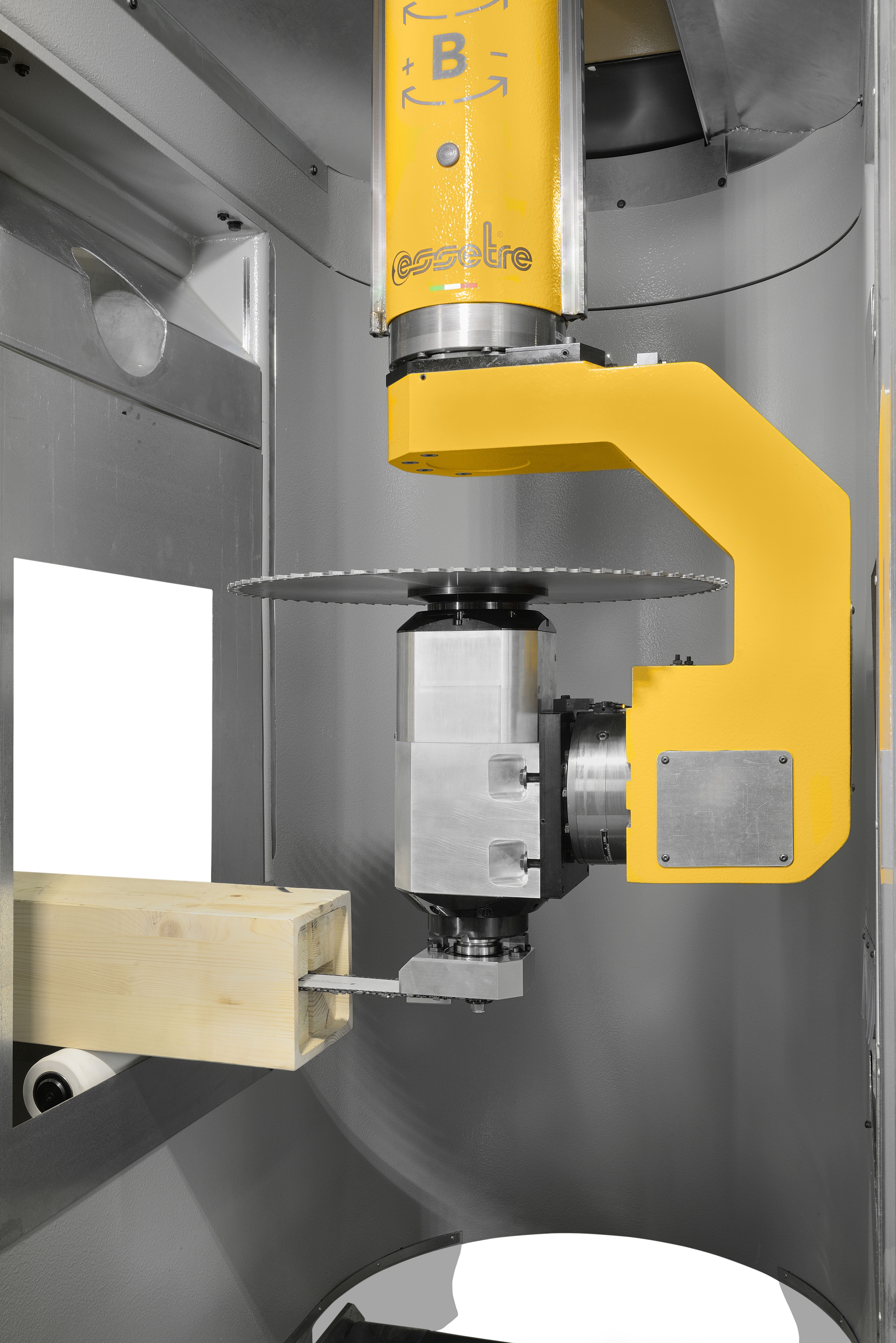 ;Obrábacie centrum je vybavené dvojitým výstupom vretena – na jednej strane pílový kotúč, na druhej vymeniteľný nástroj. Toto patentované riešenie Essetre výrazne zrýchľuje prácu, pretože odpadá nutnosť zastavovať stroj a meniť nástroj medzi operáciami.