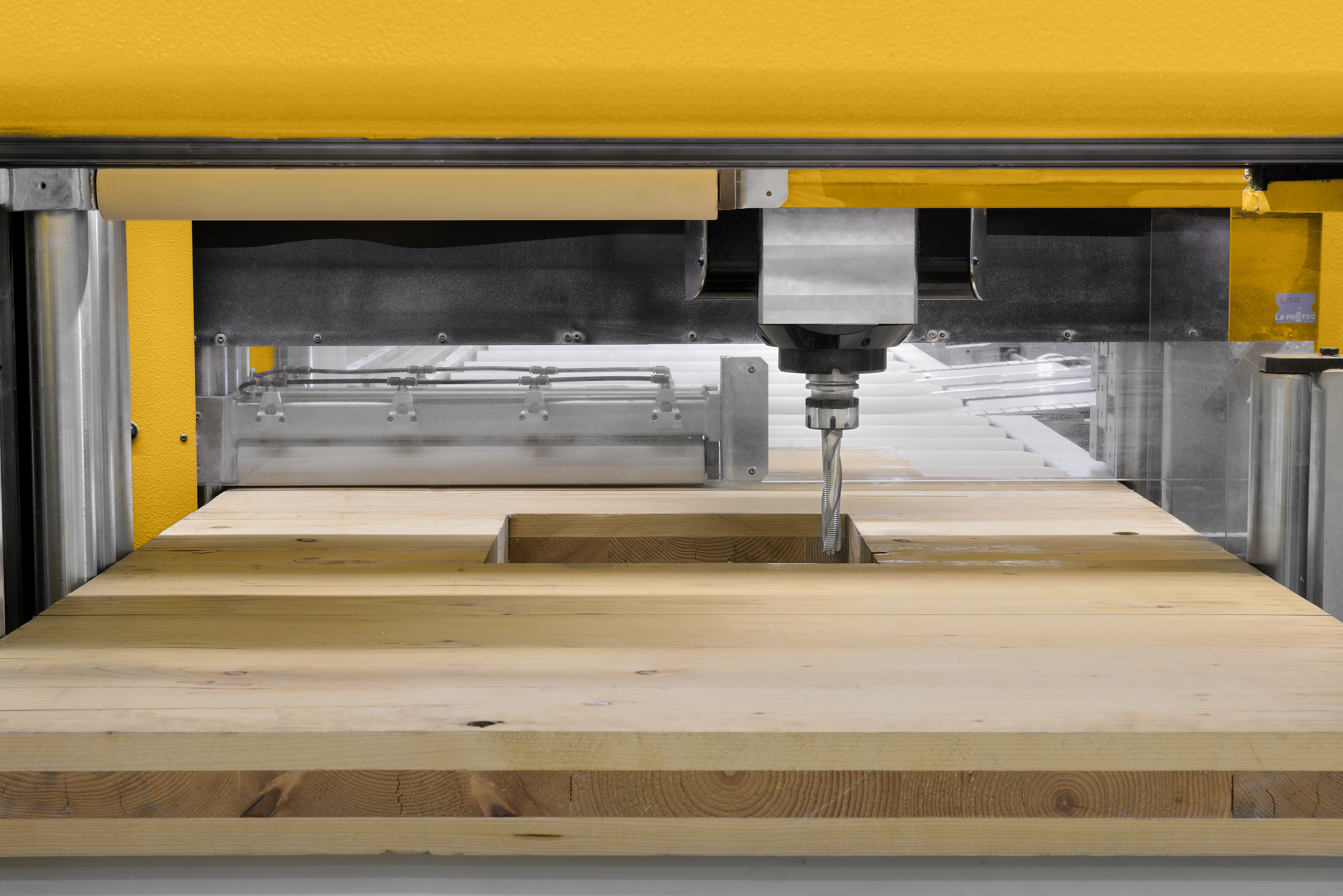 ;Šírka dielca až 1250 mm, čo umožní obrábanie aj lepených drevených dielcov