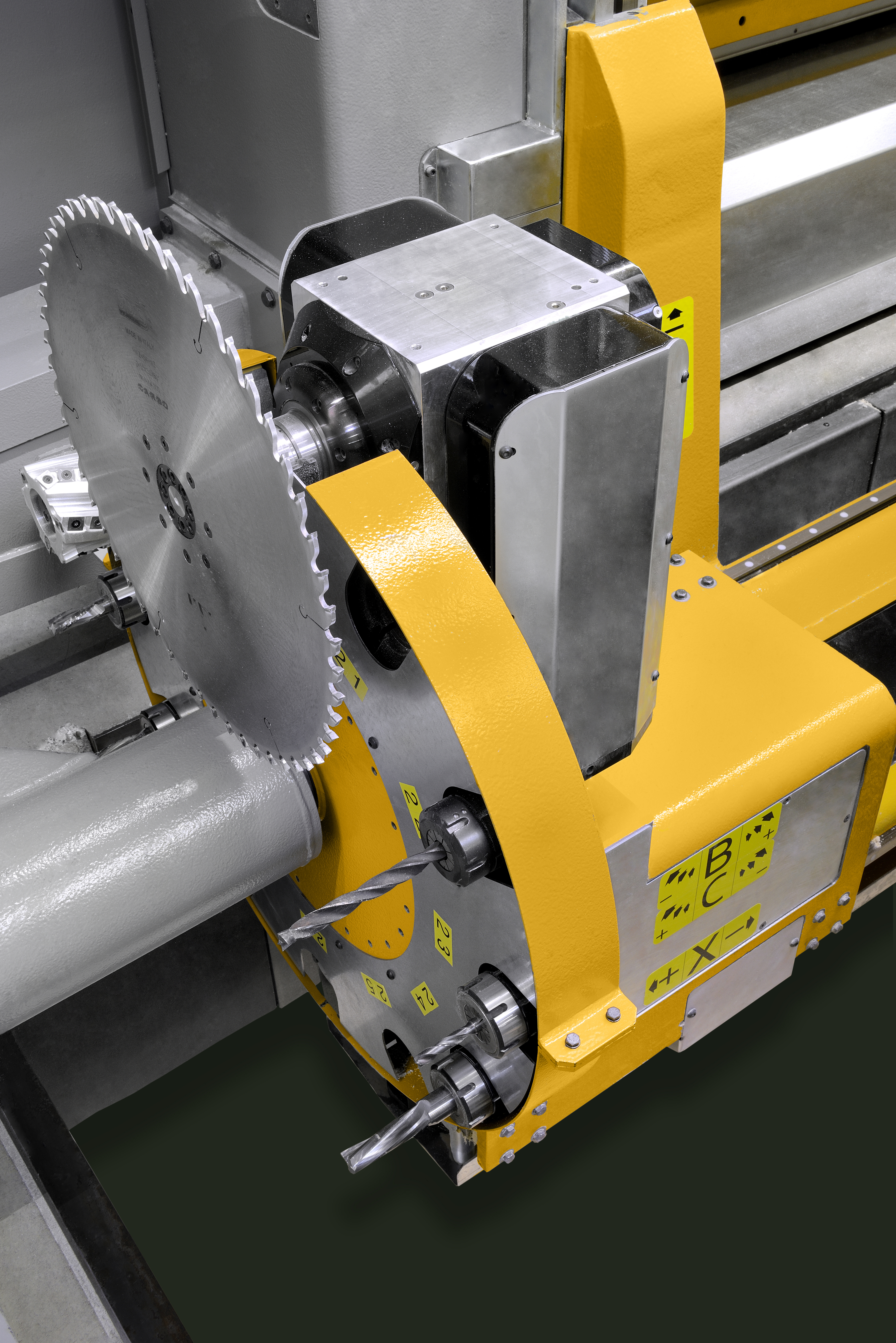 ;Široká škála zásobníkov nástrojov zaručí, že všetky potrebné nástroje budú vždy po ruke, čo skracuje prestoje a umožňuje plynulý a efektívny výrobný proces.